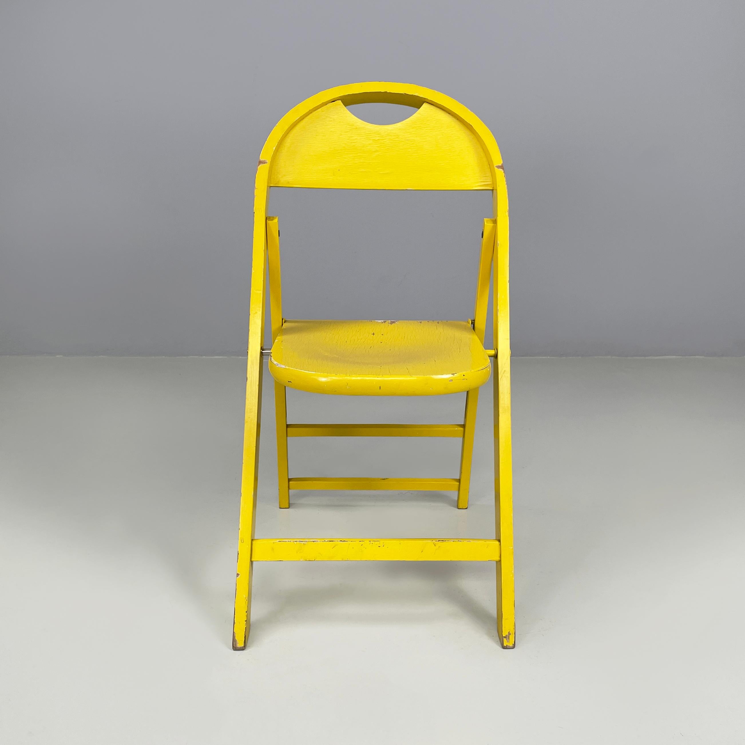 Chaise pliante en bois jaune italienne du milieu du siècle Foldes  d'Achille et Pier Giacomo Castiglioni, années 1960
Chaise pliante mod. Tric entièrement en bois peint en jaune vif. L'assise et le dossier sont de forme arrondie. Les pieds ont une