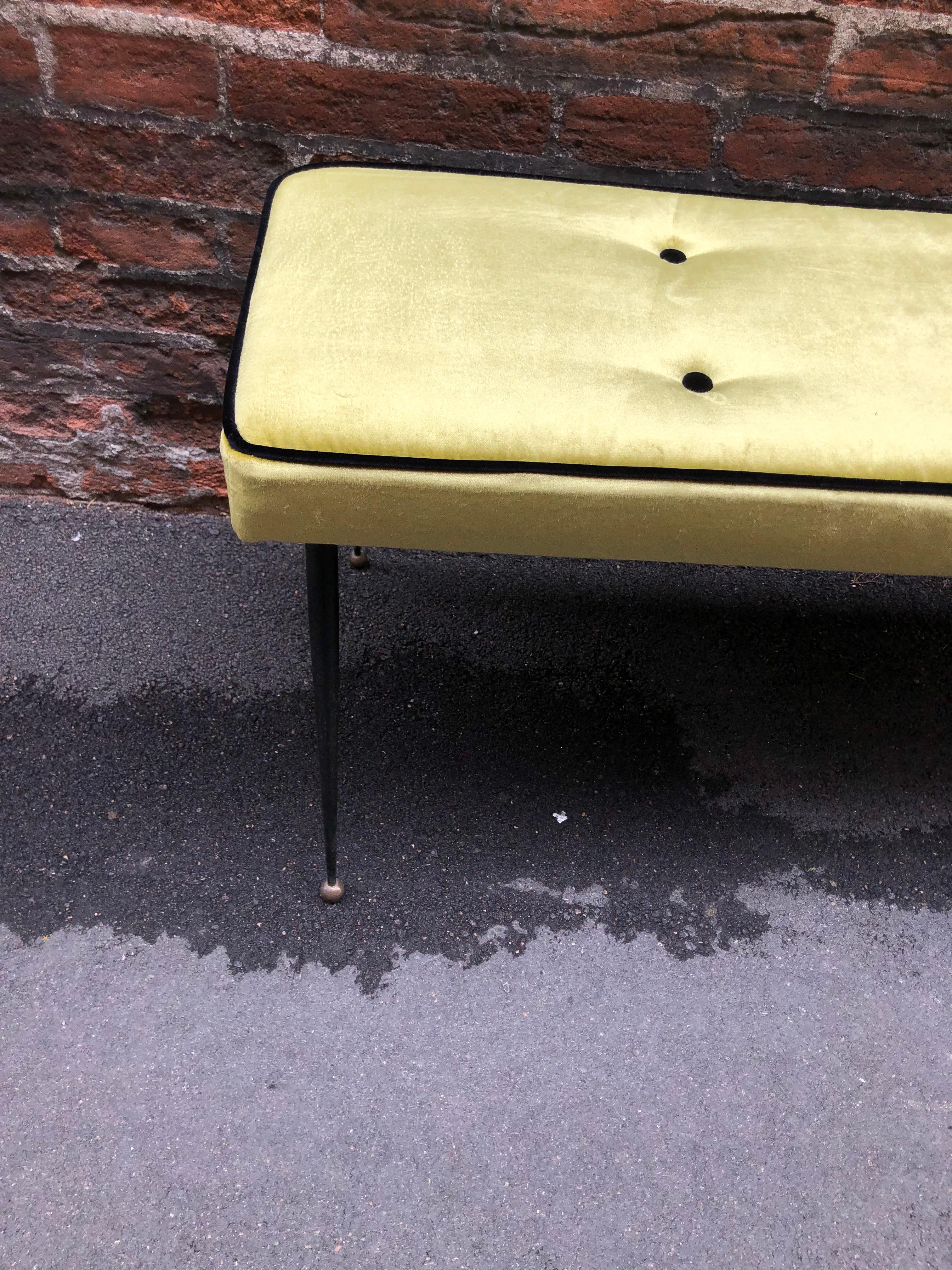 Italian Mid-Century Modernism style bench
Acid green velvet, black legs and brass ending Bench from Italy from 1950s period.
Reupholstered and restored in the wooden parts.
Size: 121 x 45 x H 50 cm - 47.63