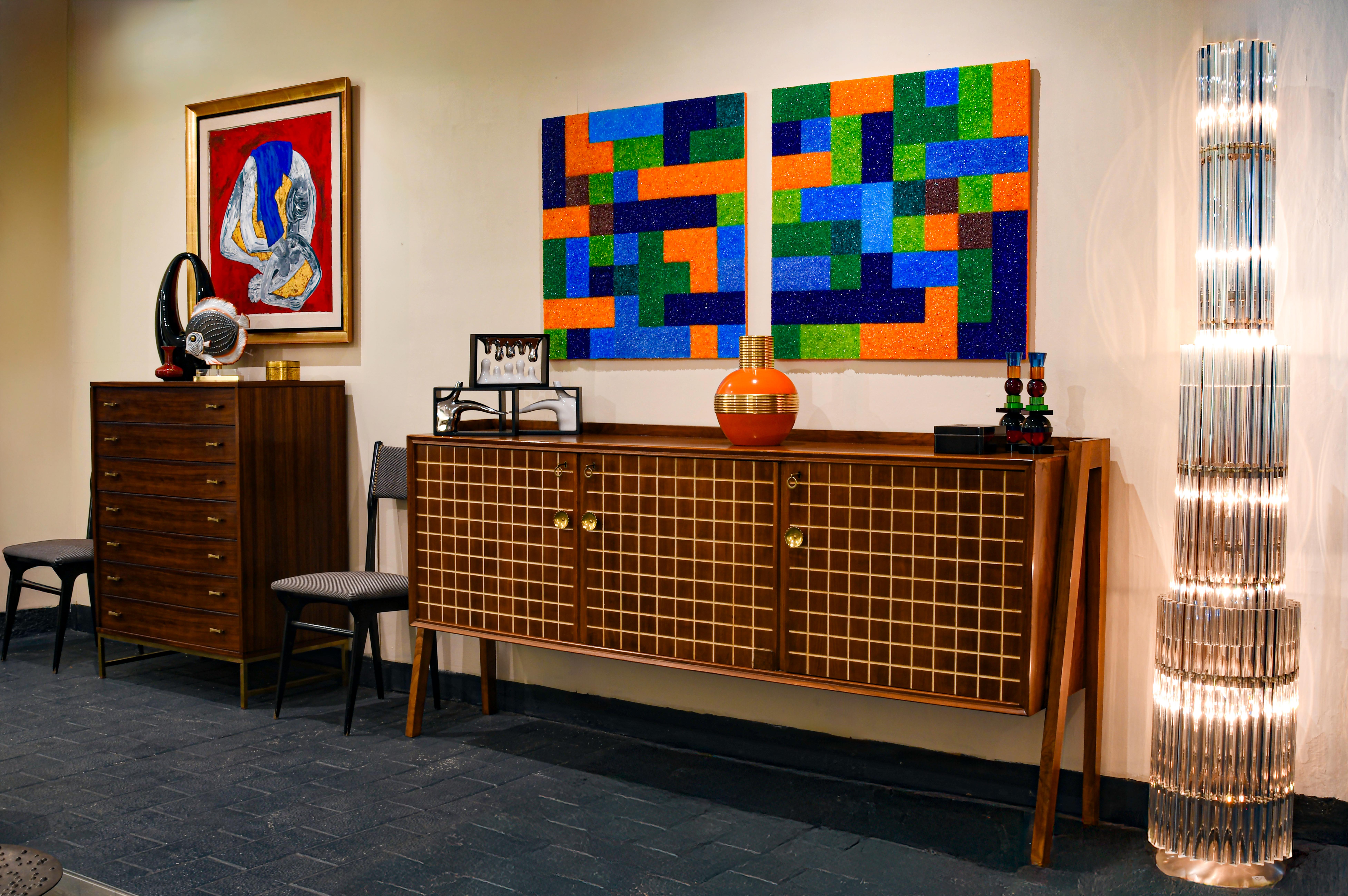 Ein seltenes und außergewöhnliches italienisches Sideboard/Credenza aus der Mitte des Jahrhunderts, entworfen von Paolo Buffa. Das Stück wurde von dem renommierten Kunsthandwerker der Werkstatt Eugenio Quarti in Mailand gefertigt und trägt auf der