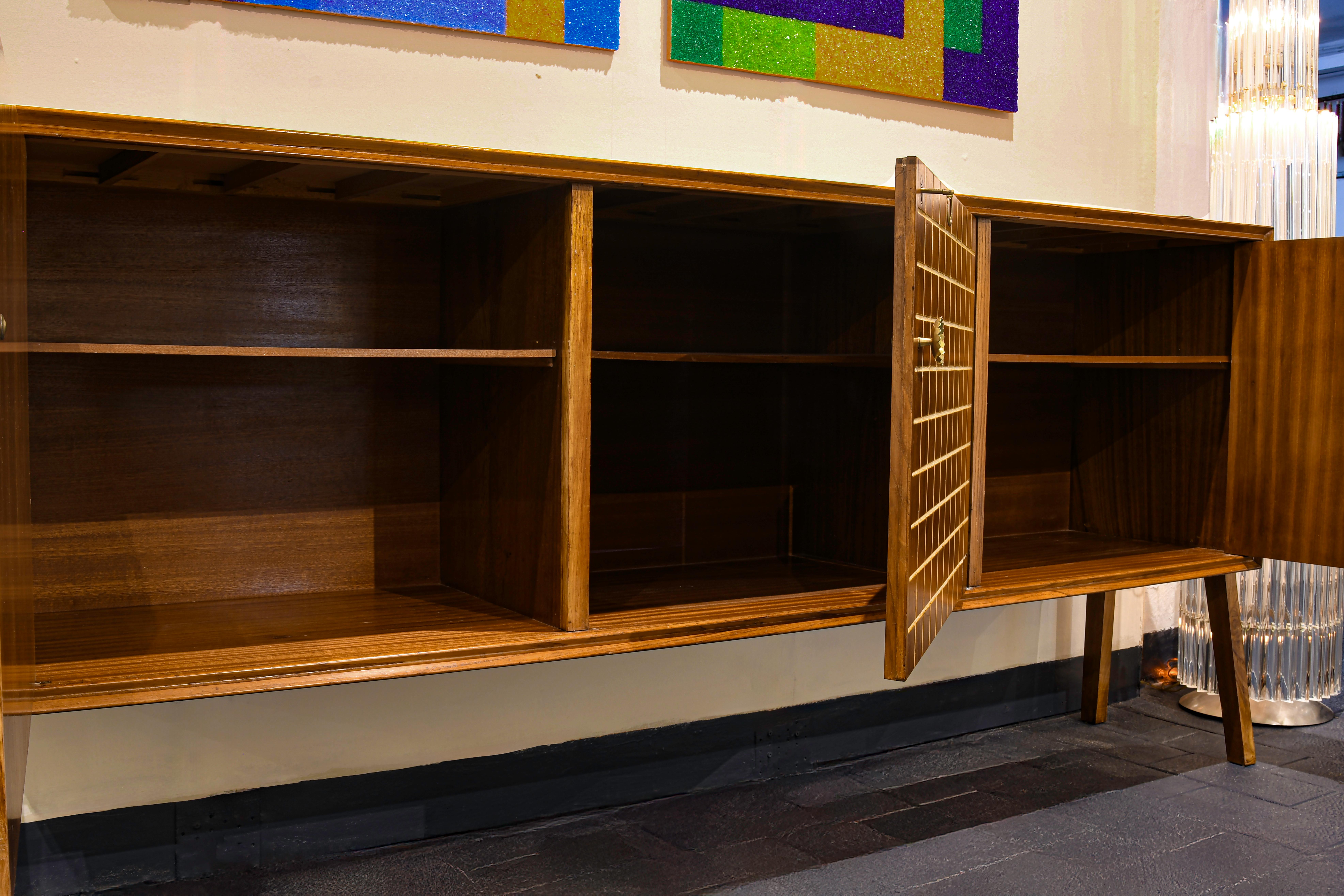 Italienisches Sideboard/Credenza von Paolo Buffa aus der Mitte des Jahrhunderts (20. Jahrhundert) im Angebot