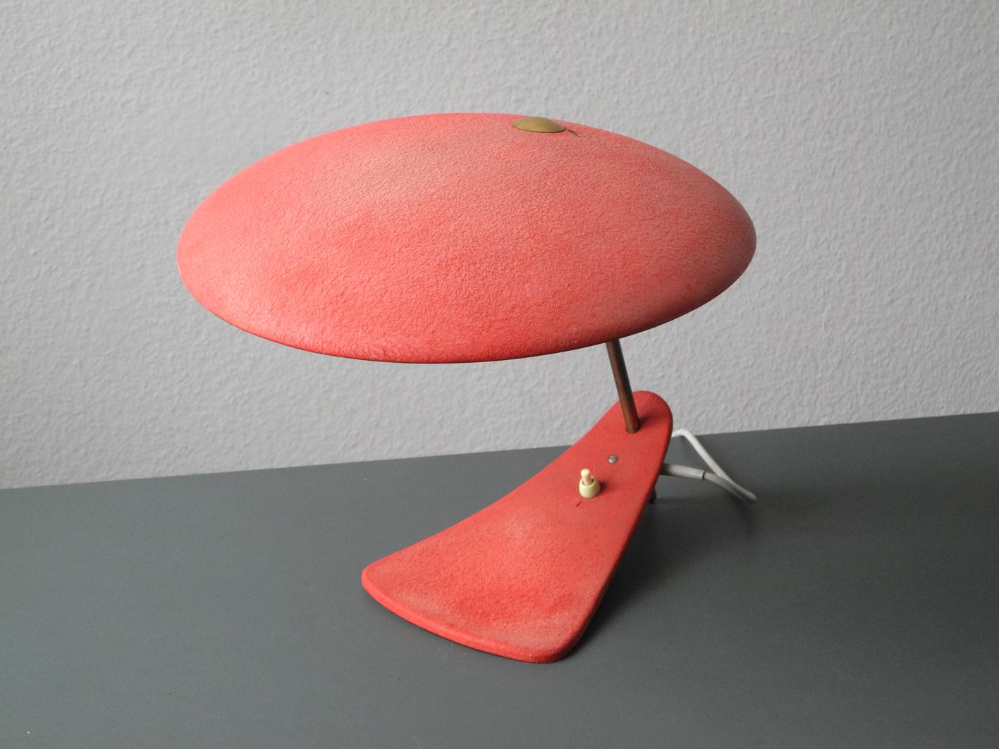Very rare Italian Mid-Century Modernist table lamp in red shrink paint.
A gorgeous minimalistic design from the 1950s.
Big round screen with rare cast iron beak shaped base.
Fully functional with one E27 socket.
Great condition with great