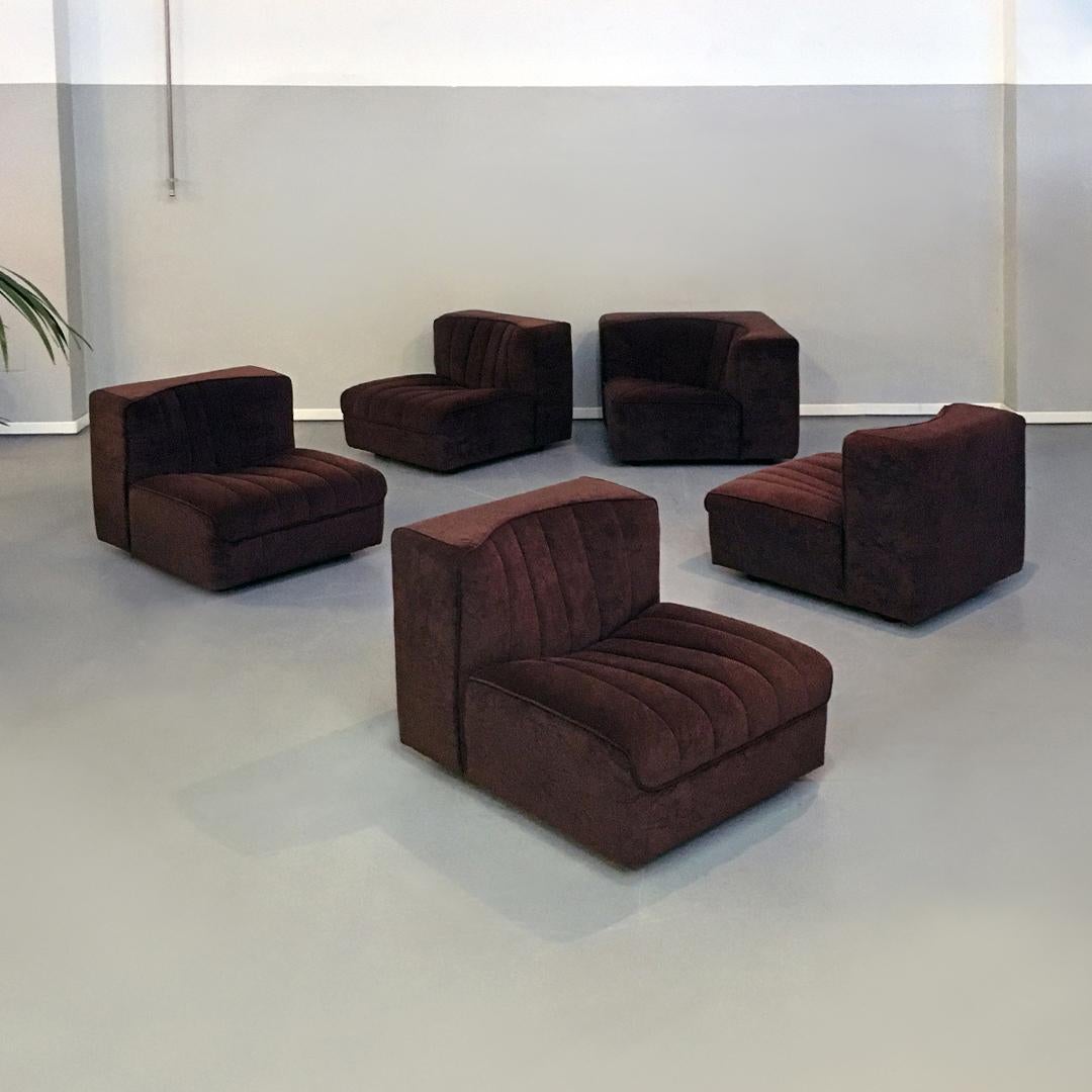 Italian midcentury modular sofa Novemila by Tito Agnoli for Arflex, 1969
Modular sofa mod. Novemila composed of 5 modules entirely padded and covered in dark brown fabric. Original brown velvet with purple highlights. The 4 simple modules are