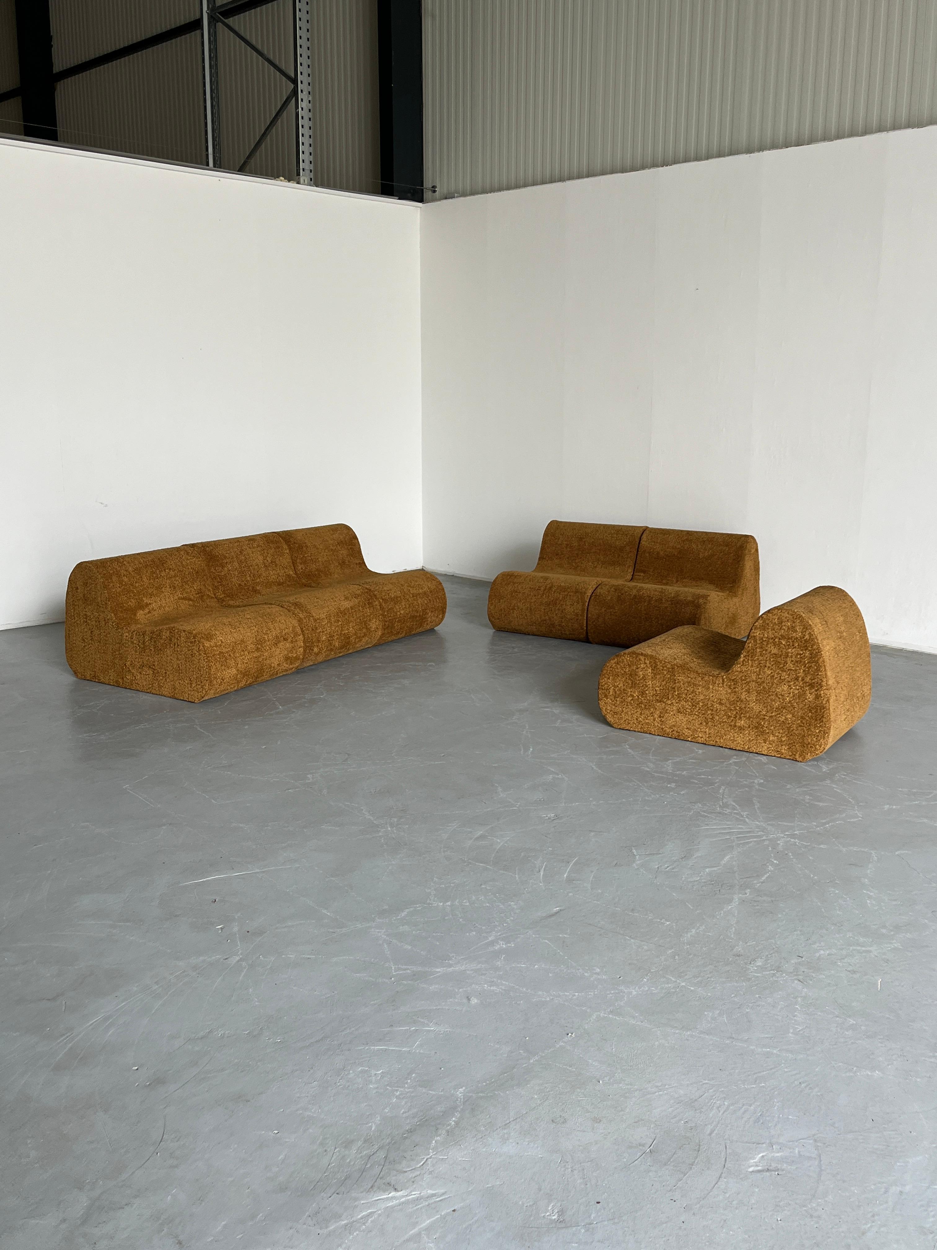 Sedie da salotto o sedie da club italiane Mid-Century Modern. I Module possono essere utilizzati come divano modulare o come set di sedute componibili.
Forma bella e unica.
Un design e una produzione del 1970, completamente restaurato (struttura in