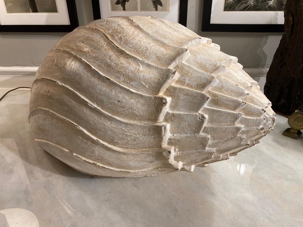 Großformatige, handgeschnitzte Muschel in weißer Farbe mit ockerfarbenem Anstrich. Dieses beeindruckende Stück ist eine einzigartige Dekoration für das Haus in den Hamptons oder ein Strandhaus überall auf der Welt. Fast 3 Fuß lang! 
Italienisch aus