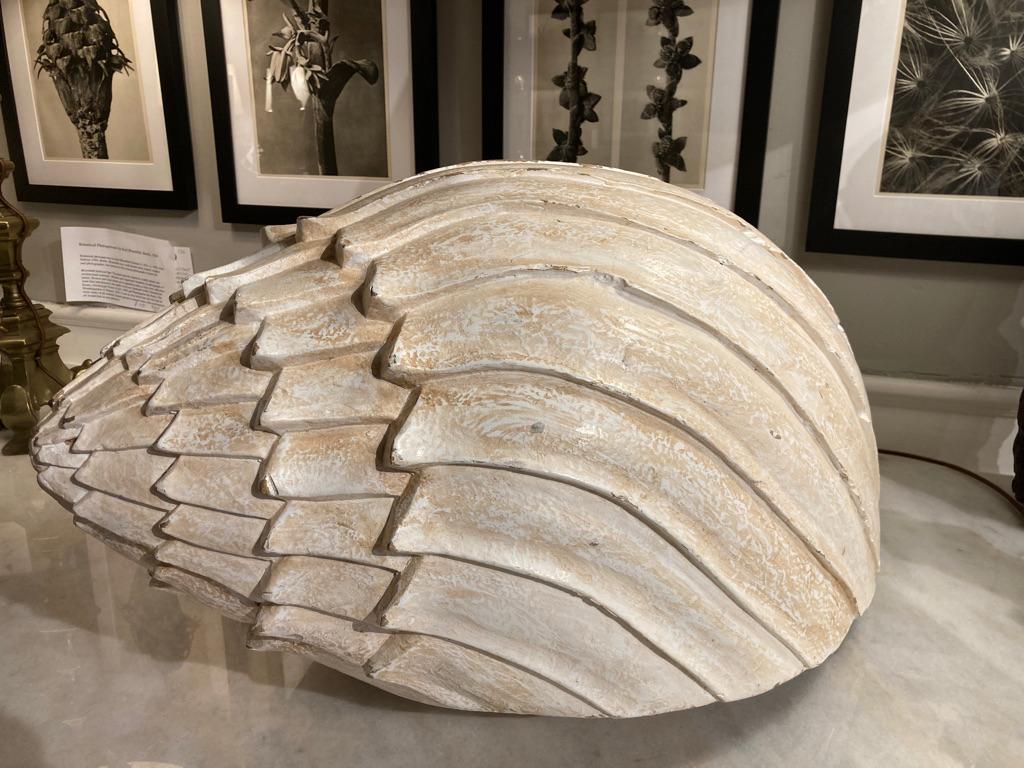 Monumental coquillage italien du milieu du siècle dernier en bois sculpté peint Bon état - En vente à Stamford, CT