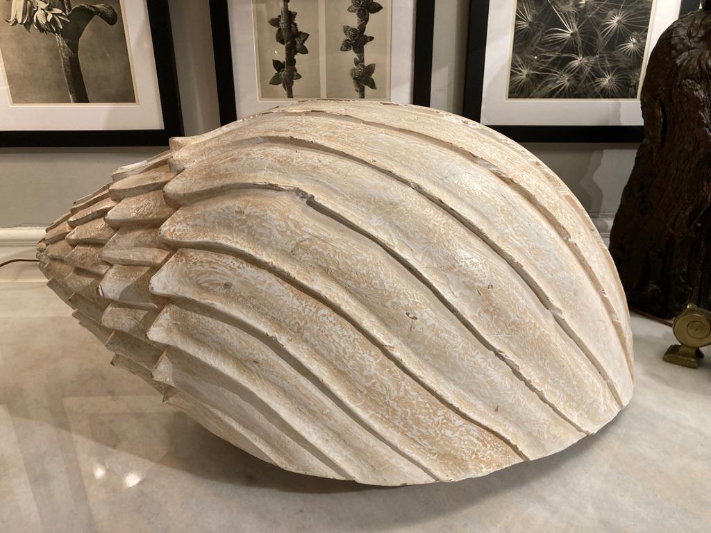 Italienische, monumentale geschnitzte, bemalte Muschel aus Holz, Mid-Century im Angebot 3