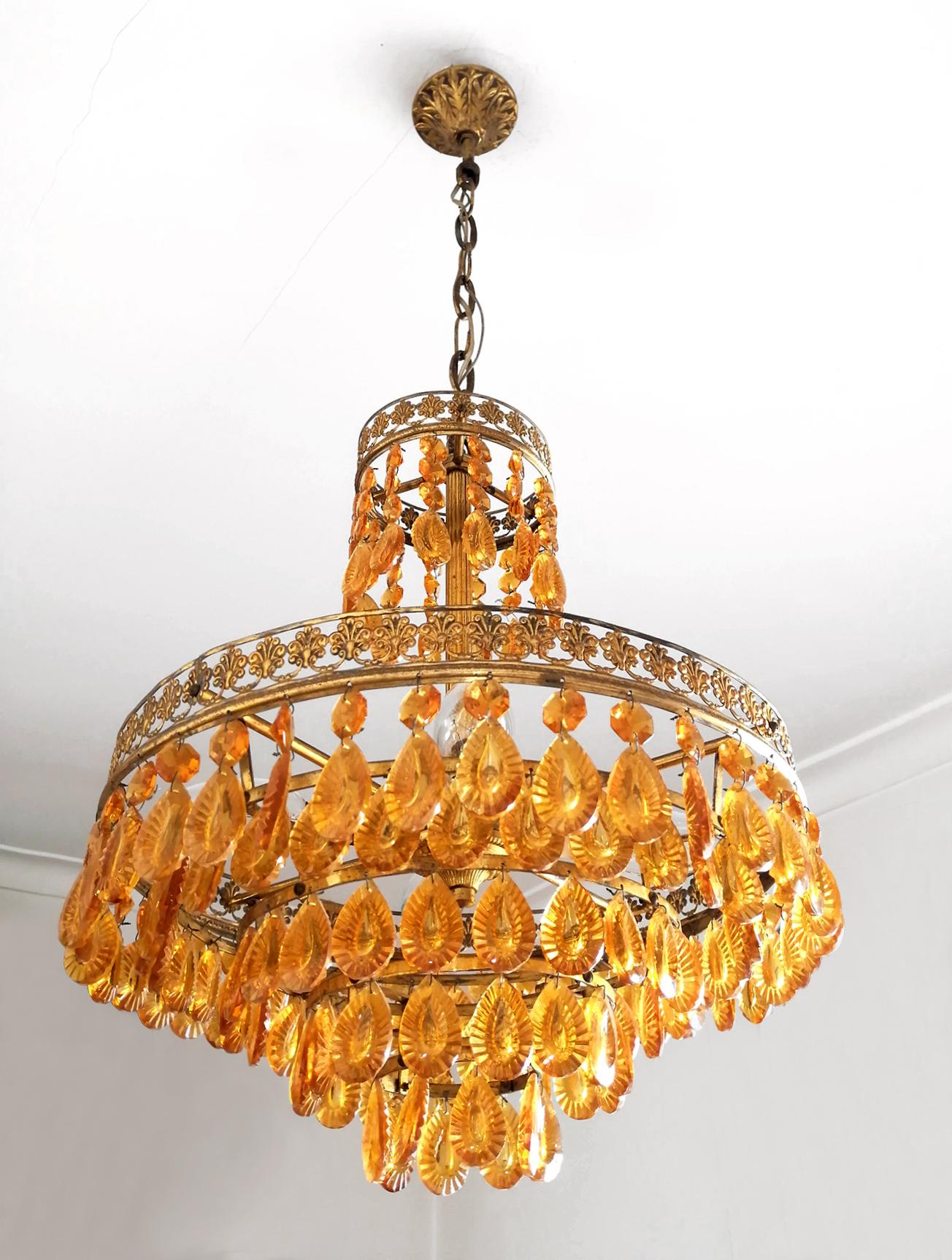 Beautiful Italian Murano chandelier with 6 layers of amber glass drops
Dimensions:
Height 31.5 in. (chain=10.62 in) / 80 cm (chain= 27 cm)
Diameter 13.78 in. (35 cm)
4-light bulbs E 14/ good working condition/
Assembly required. Bulbs not