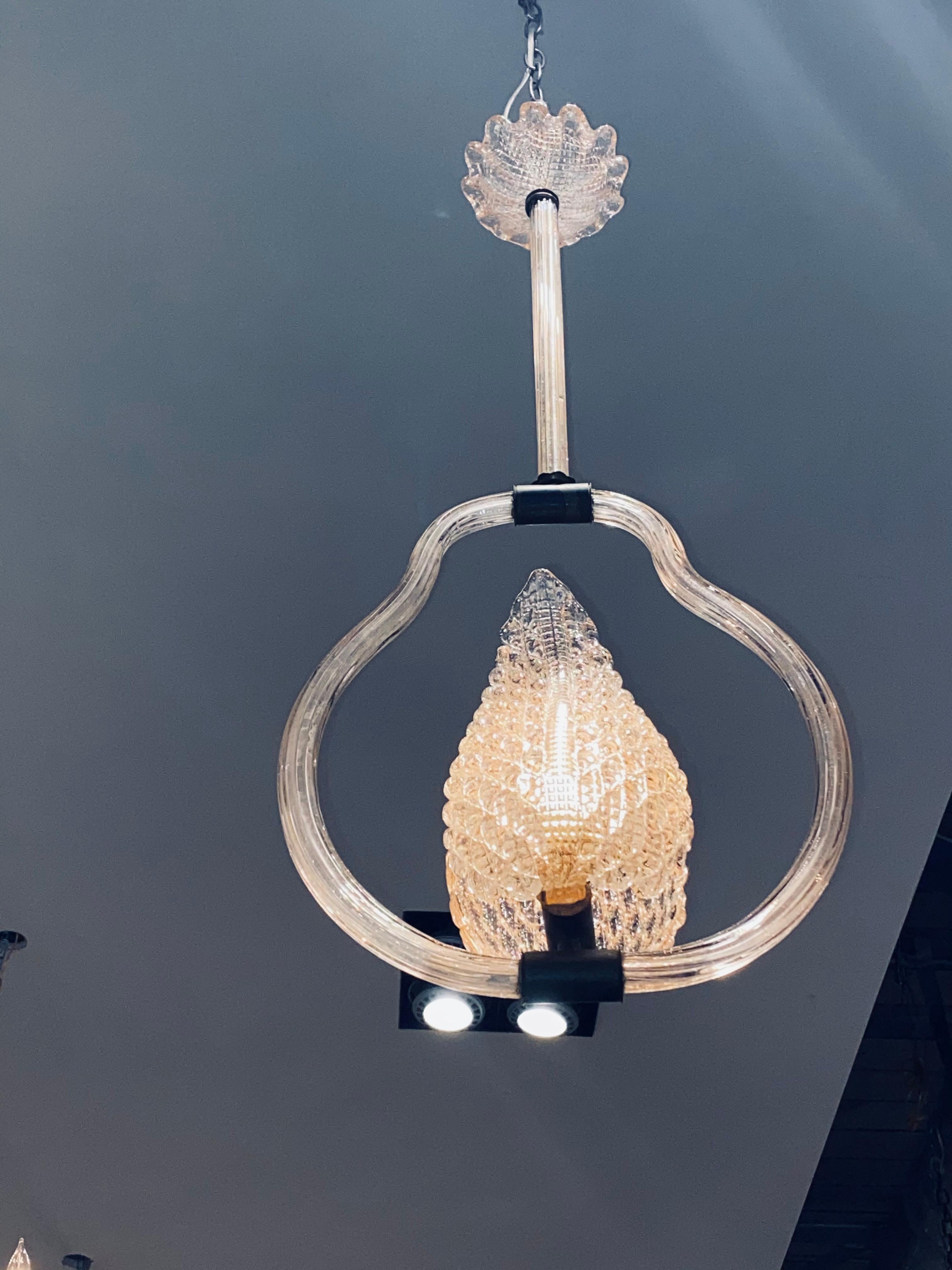 Lampadario italiano in vetro artistico di Murano, nello stile di Barovier & Toso, anni '40-'50 circa, in vetro rosa sfumato, cappello a soffitto smerlato con motivo a reticolo impresso, stelo scanalato rivestito in vetro e anello a lobi, due