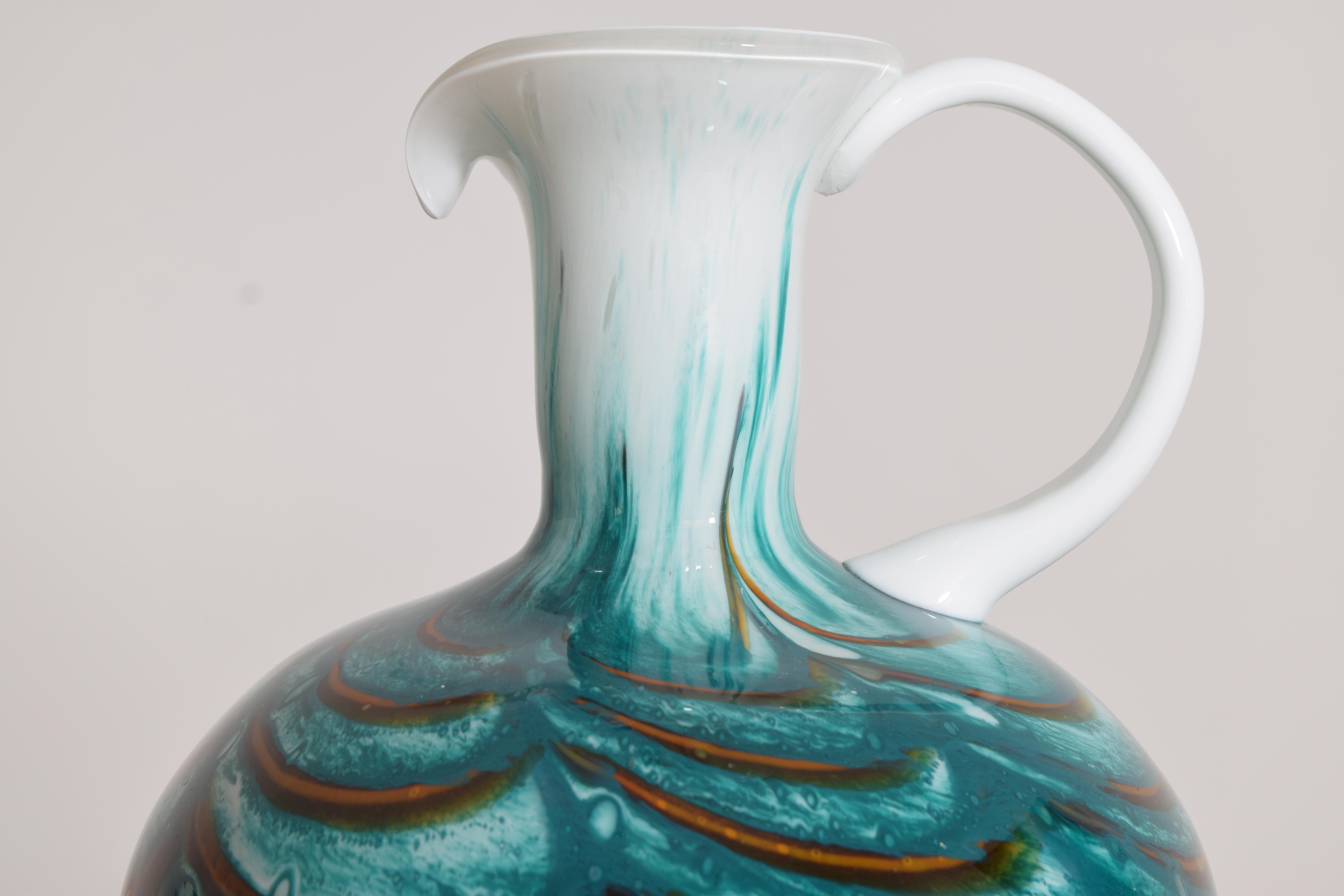 Jarra italiana de cristal artístico de Murano de mediados de siglo Al fuego en venta