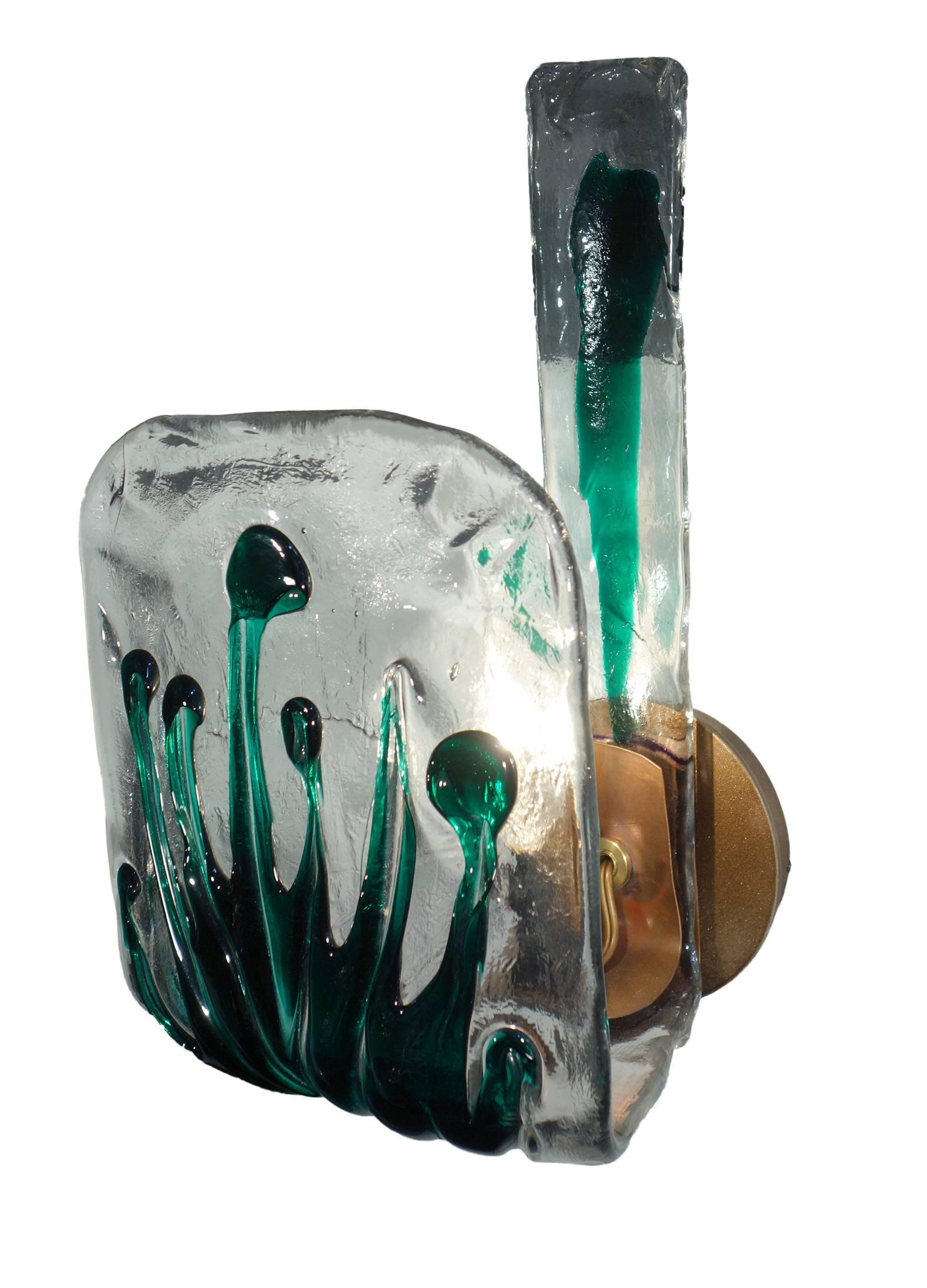 Fabelhaftes dickes Murano-Kunstglas im Jugendstil mit Farnmotiv, ca. 1970, vor kurzem meisterhaft zu reizvollen Kerzenleuchtern mit kupferfarbener Fassung verarbeitet.   Die Leuchte wurde von Gibson Lighting International für Bellini's Antique