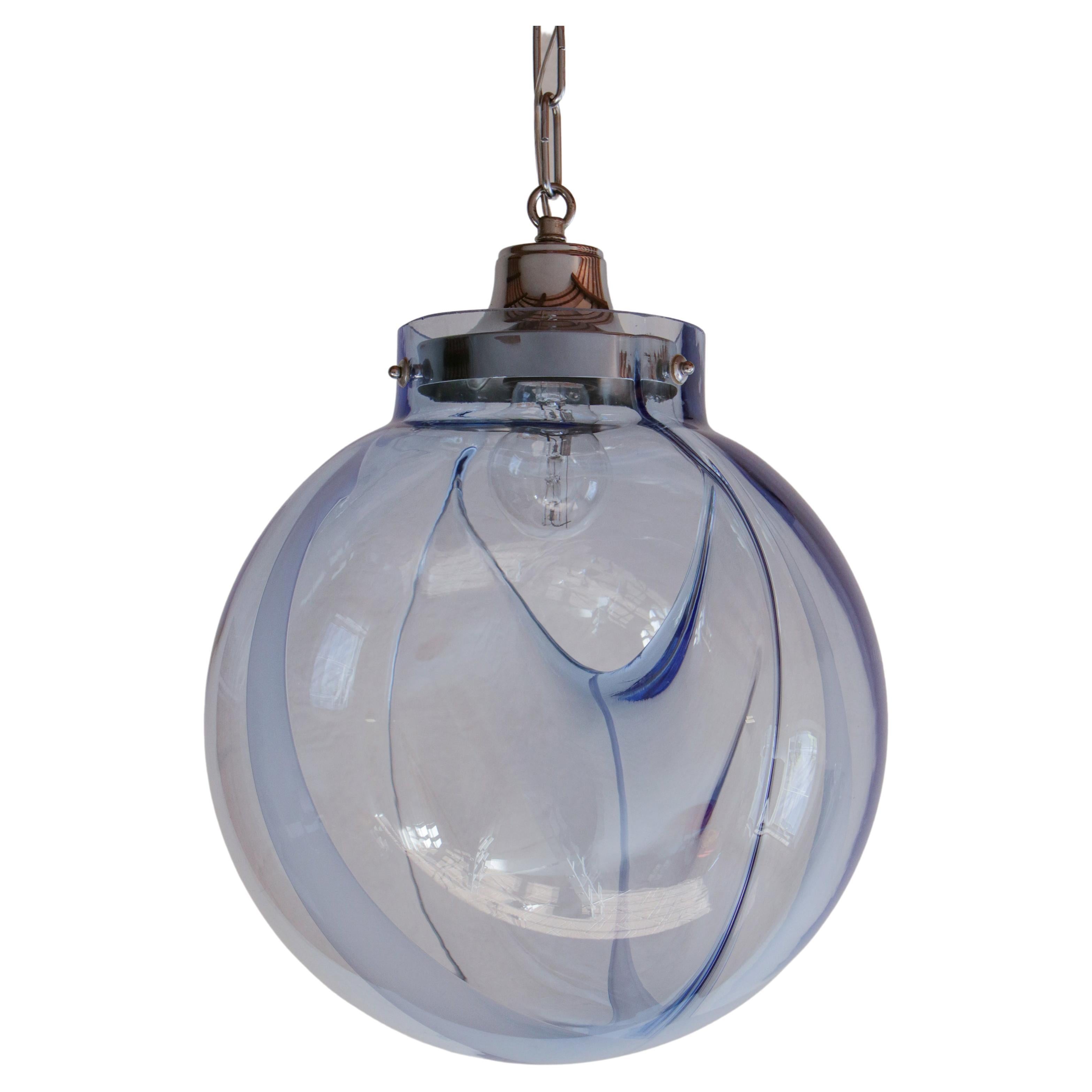 Elegante lámpara colgante italiana de mediados de siglo de cristal de Murano soplado, con forma de bola, diseñada por Toni Zuccheri en los años 60 para la casa de modas Venini y bautizada esta pieza como 