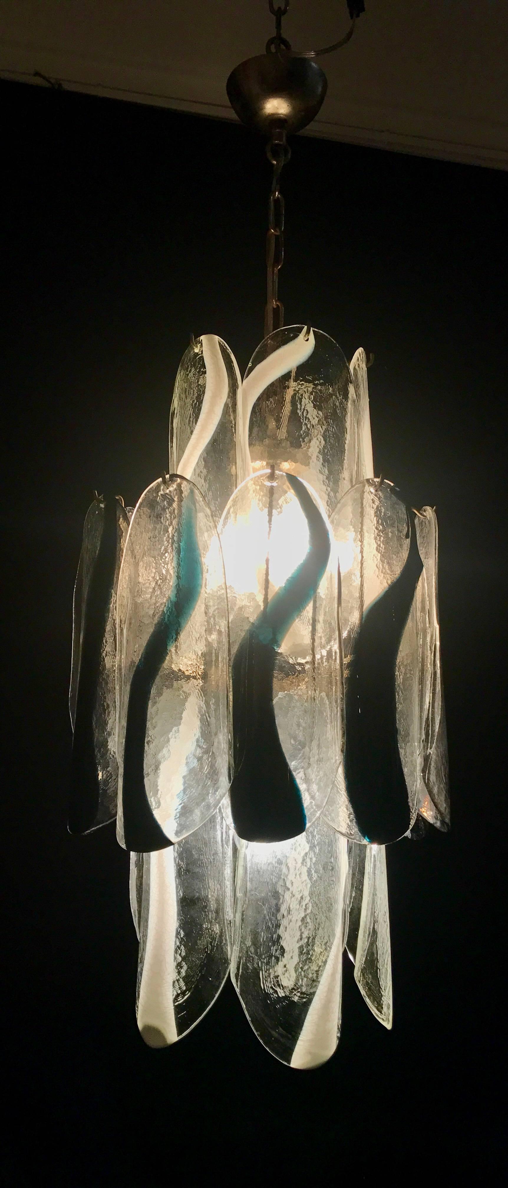 Italian Midcentury Murano Bicolored Petal Chandelier by Mazzega In Good Condition For Sale In Rome, IT