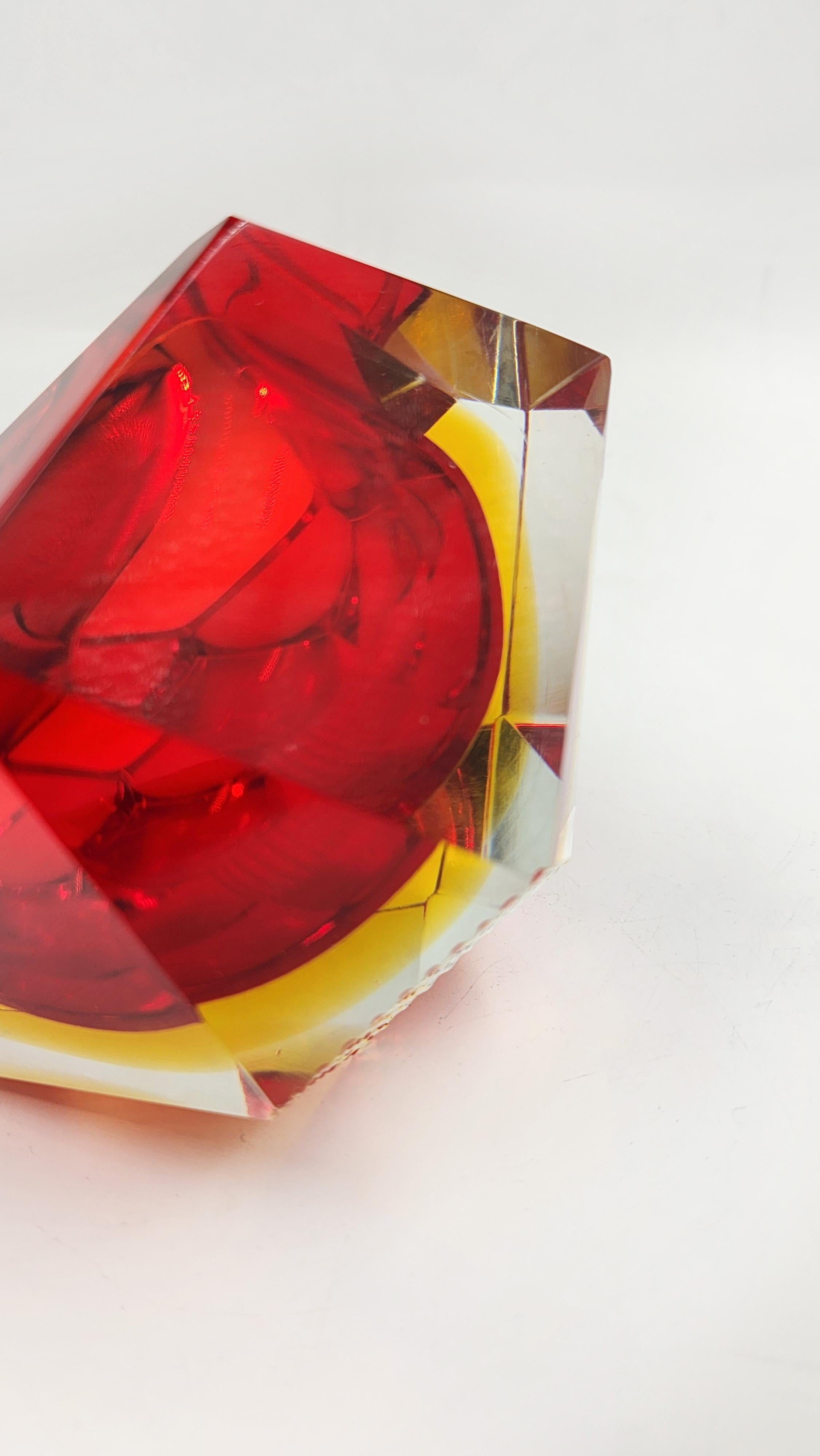 Ciotola di Murano della metà del secolo scorso di Flavio Poli, anni '50.
Questa ciotola di Murano della metà del secolo scorso, attribuita a Flavio Poli negli anni '50, presenta una forma sfaccettata che ricorda un diamante, con un caratteristico