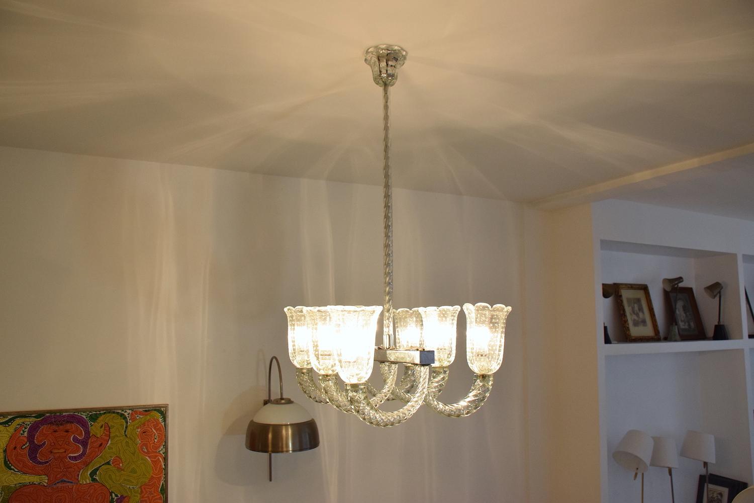 20th century vintage chandelier by Barovier & Toso composed of Murano clear swirl design glass, built with six arms of clear bubble tulip shaped glass shades which are connected to a rectangular chrome base. A magnificent piece with a modern appeal.