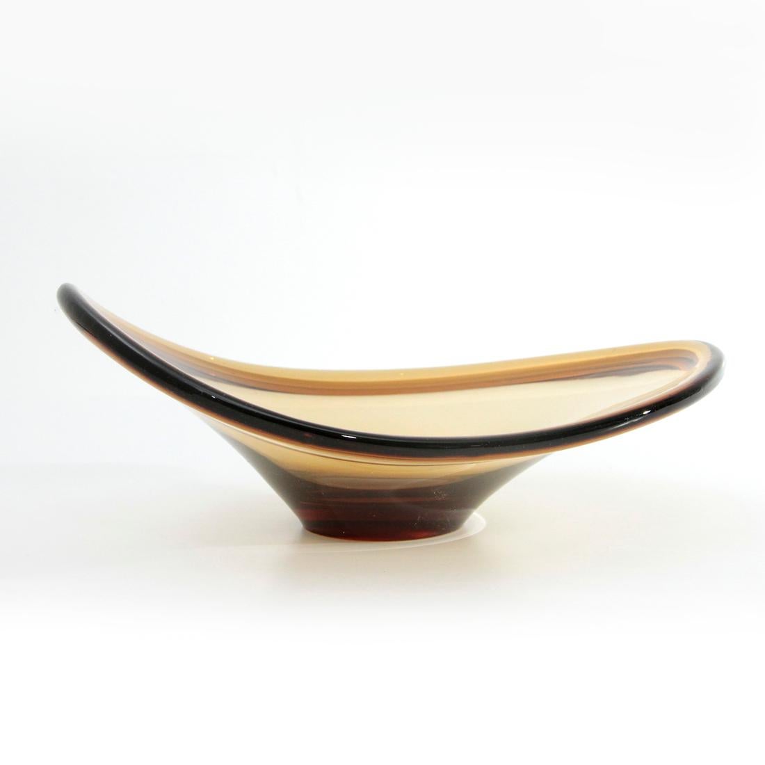 Italian-made bowl produced in the 1960s.
Murano glass of honey color.
Good general conditions.

Dimensions: Width 26.5 cm, depth 20 cm, height 10 cm.