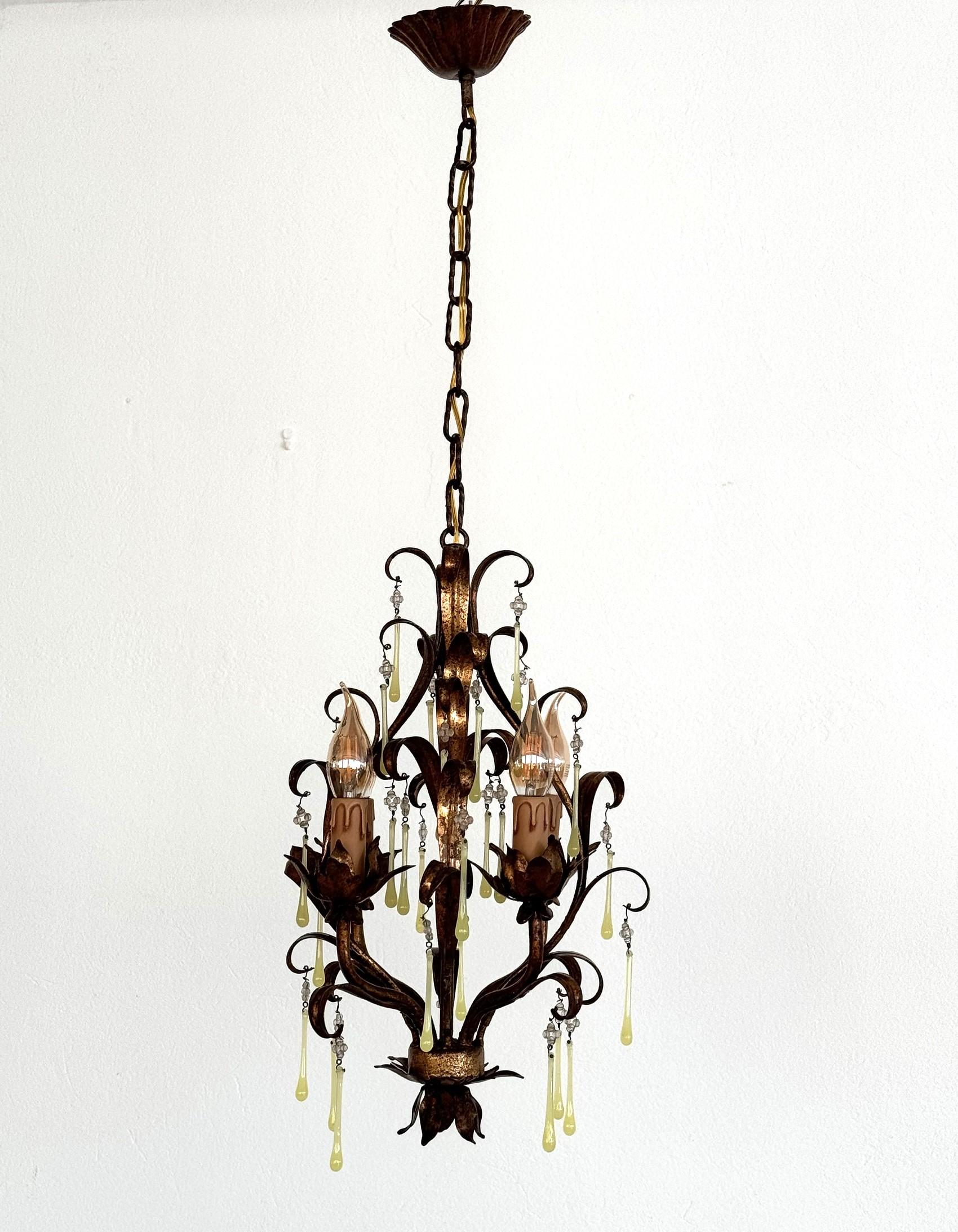 Lustre italien du milieu du siècle dernier en verre de Murano doré avec gouttes de verre jaune, années 1960

Charmant petit et beau lustre antique, composé de petites gouttes antiques en verre de Murano de couleur jaune vif.
Le cadre de la lampe est