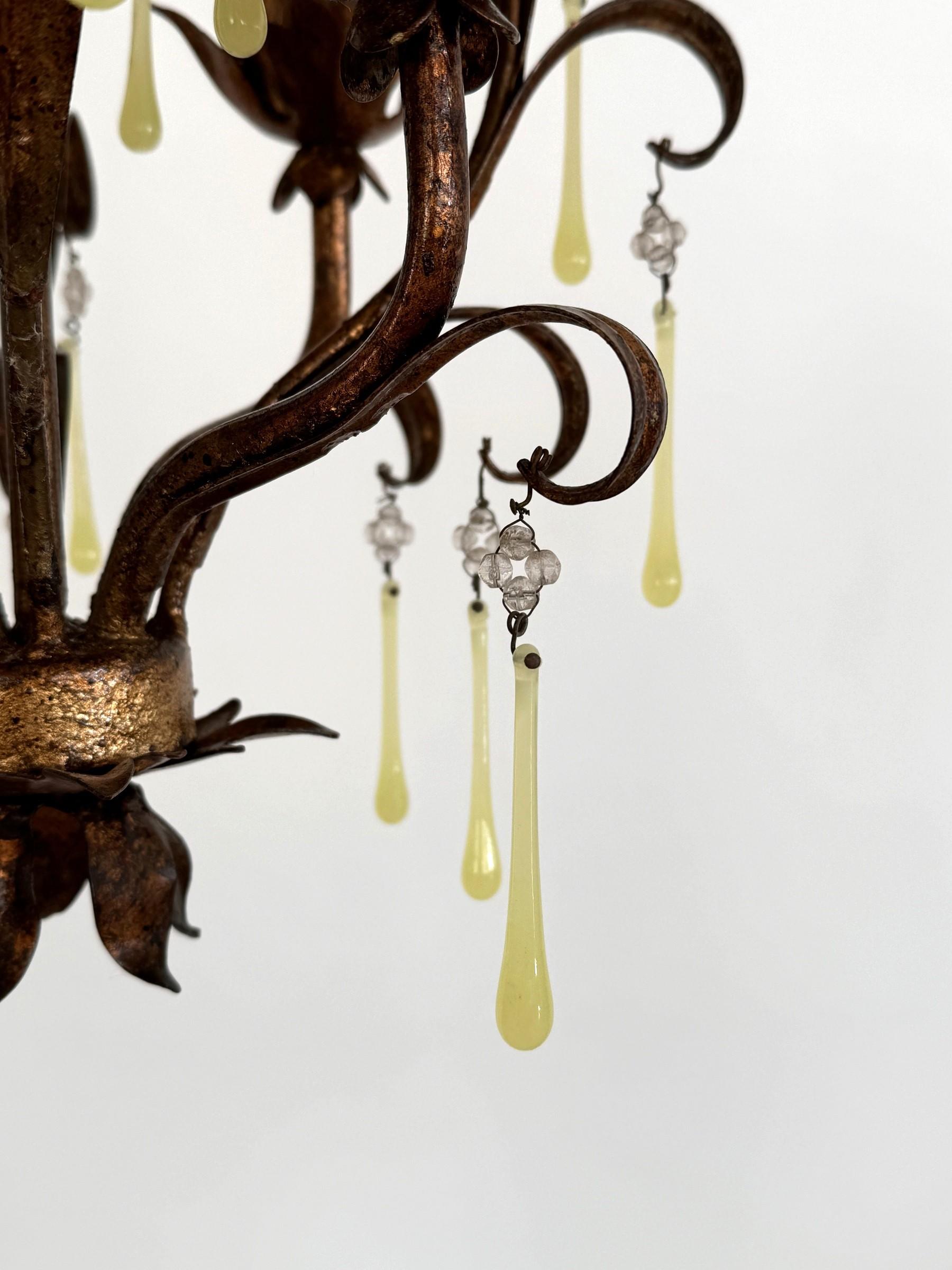 Fait main Lustre italien du milieu du siècle dernier en verre de Murano doré avec gouttes de verre jaune, années 1960 en vente