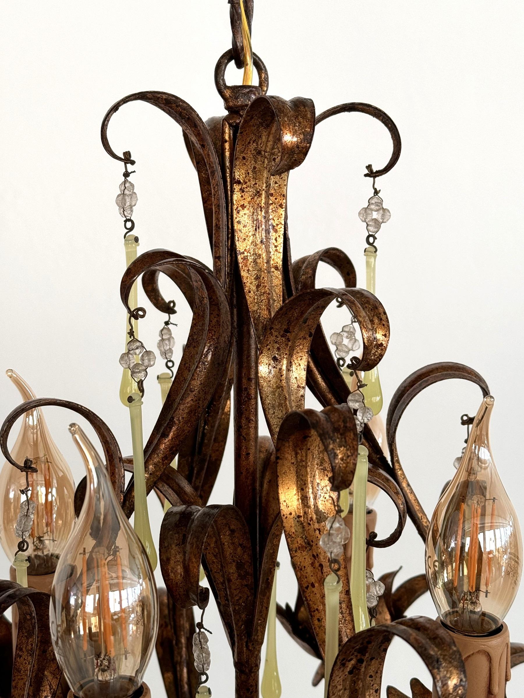 Milieu du XXe siècle Lustre italien du milieu du siècle dernier en verre de Murano doré avec gouttes de verre jaune, années 1960 en vente
