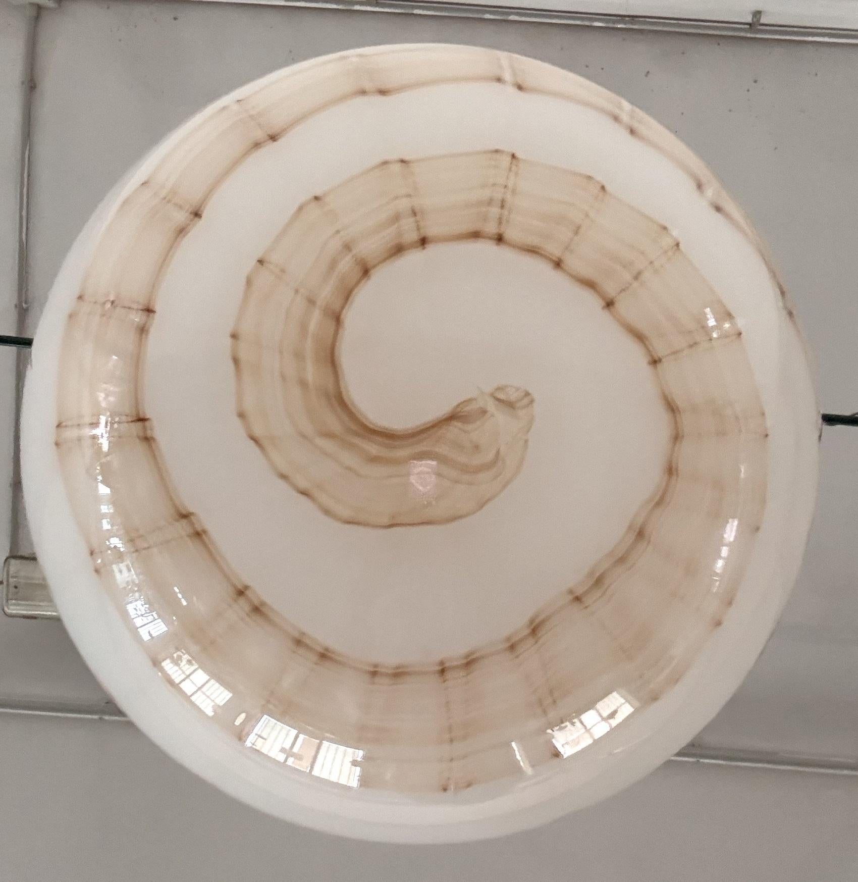 Italienischer Murano-Glas-Kronleuchter aus der Mitte des Jahrhunderts mit goldenen Details, 1970er Jahre im Angebot 3