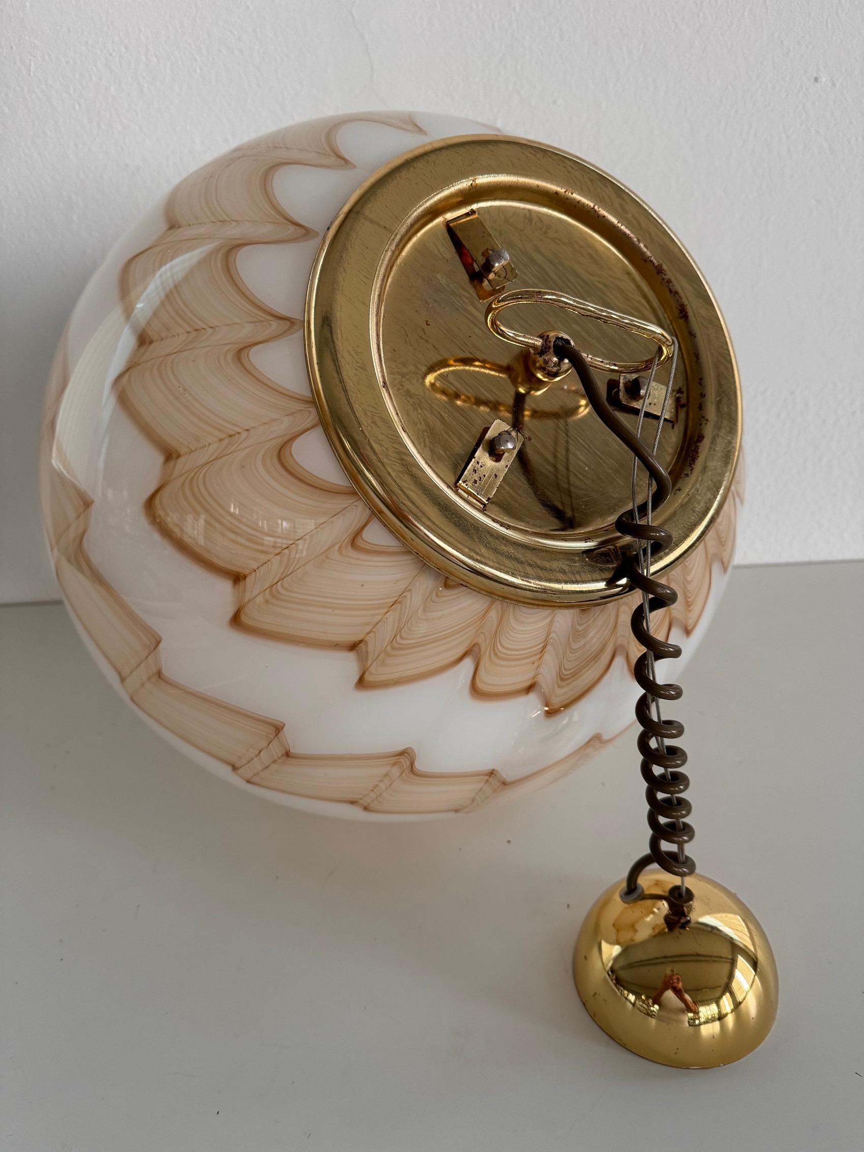 Italienischer Murano-Glas-Kronleuchter aus der Mitte des Jahrhunderts mit goldenen Details, 1970er Jahre im Angebot 4