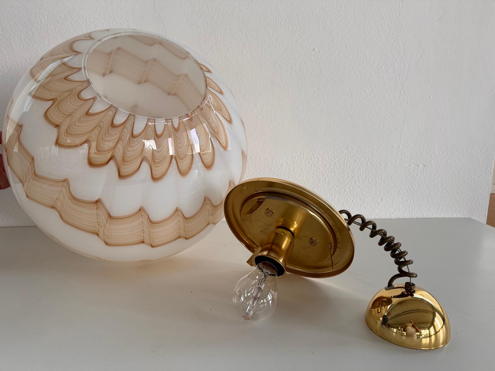Italienischer Murano-Glas-Kronleuchter aus der Mitte des Jahrhunderts mit goldenen Details, 1970er Jahre im Angebot 7