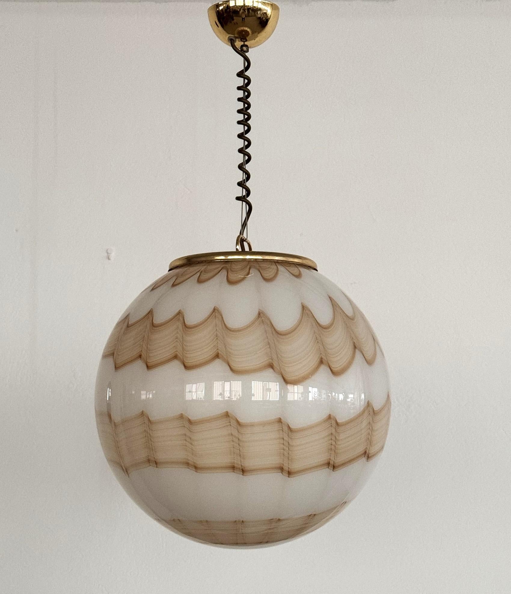 Italienischer Murano-Glas-Kronleuchter aus der Mitte des Jahrhunderts mit goldenen Details, 1970er Jahre (Moderne der Mitte des Jahrhunderts) im Angebot