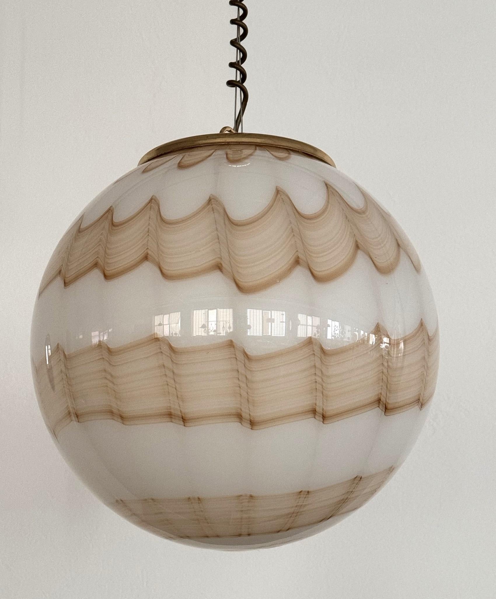 Italienischer Murano-Glas-Kronleuchter aus der Mitte des Jahrhunderts mit goldenen Details, 1970er Jahre (Handgefertigt) im Angebot
