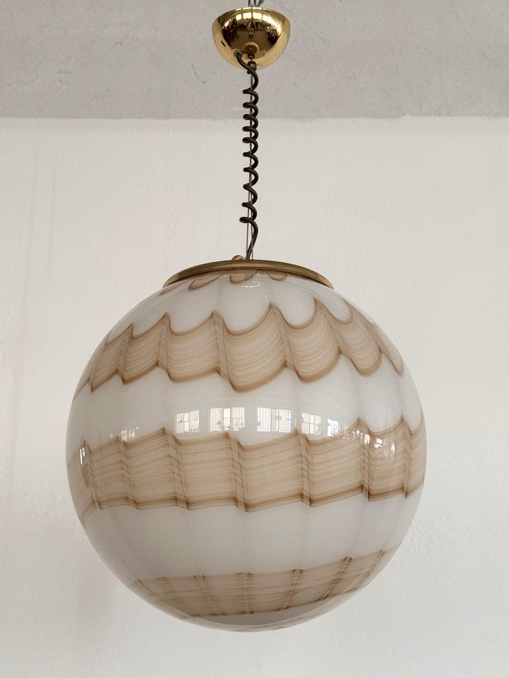 Italienischer Murano-Glas-Kronleuchter aus der Mitte des Jahrhunderts mit goldenen Details, 1970er Jahre im Zustand „Gut“ im Angebot in Morazzone, Varese