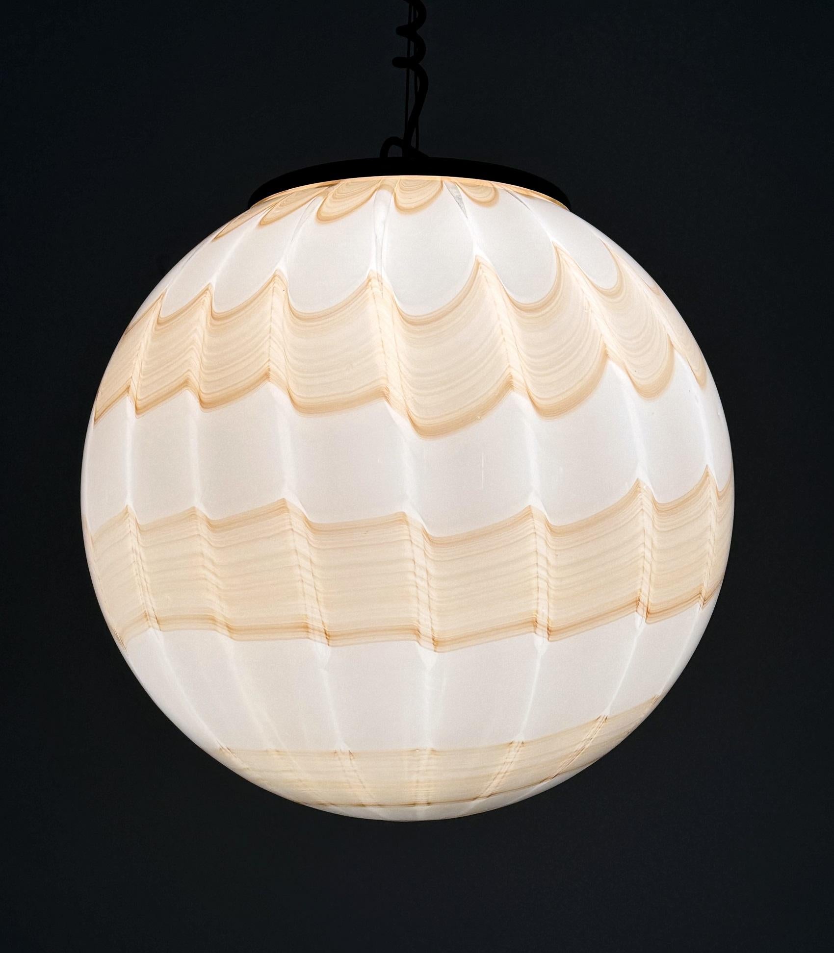 Italienischer Murano-Glas-Kronleuchter aus der Mitte des Jahrhunderts mit goldenen Details, 1970er Jahre (Muranoglas) im Angebot