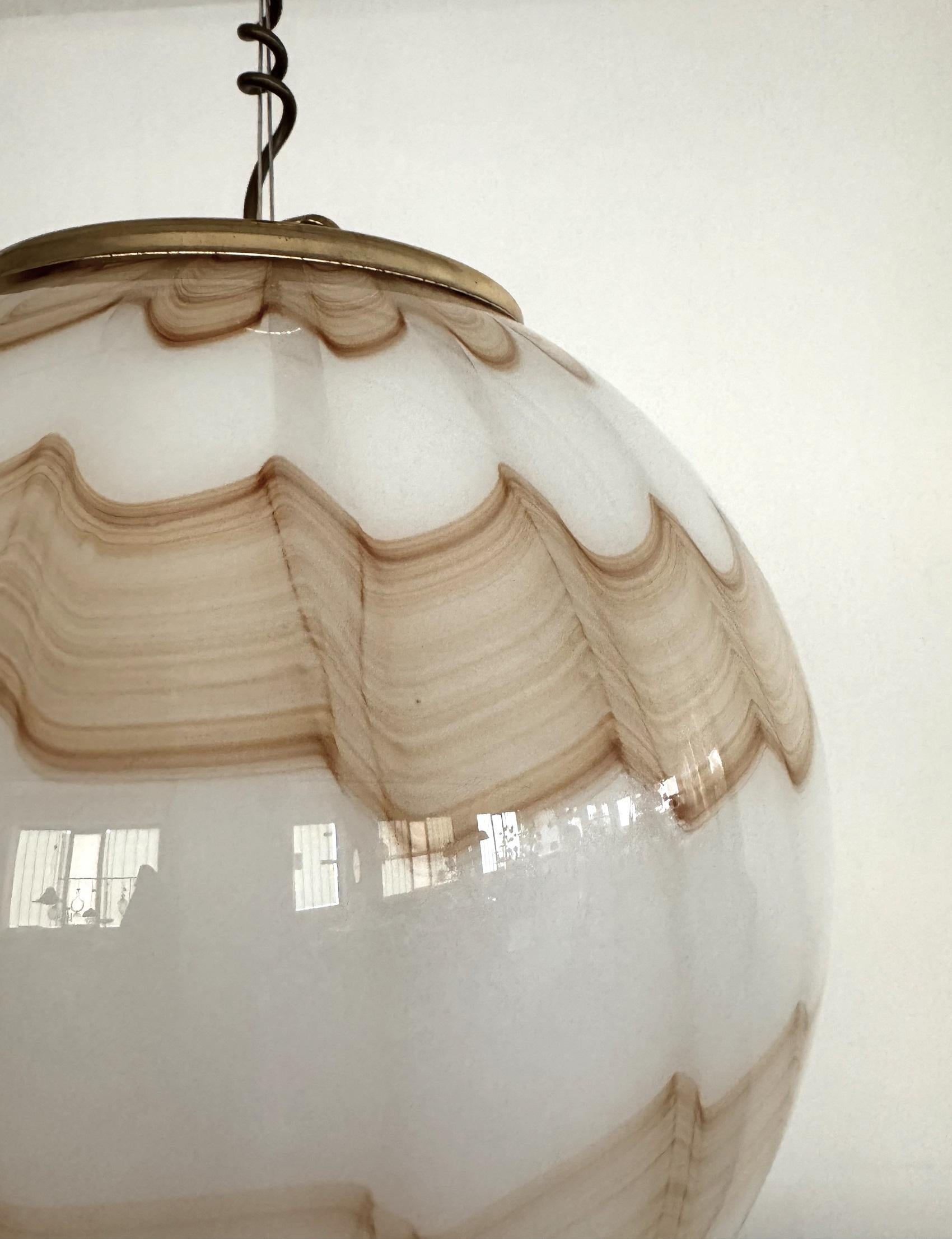 Italienischer Murano-Glas-Kronleuchter aus der Mitte des Jahrhunderts mit goldenen Details, 1970er Jahre im Angebot 1