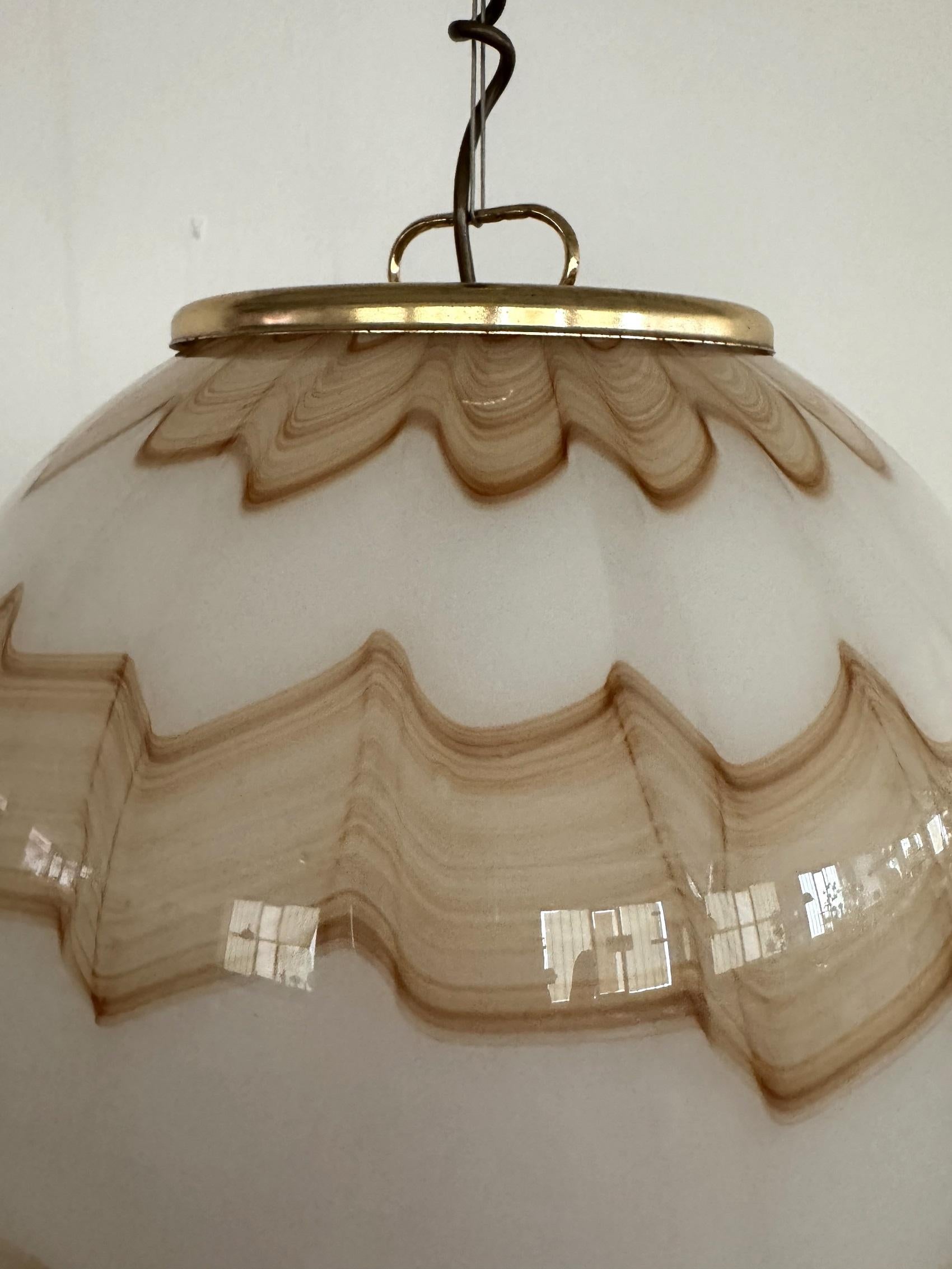 Italienischer Murano-Glas-Kronleuchter aus der Mitte des Jahrhunderts mit goldenen Details, 1970er Jahre im Angebot 2