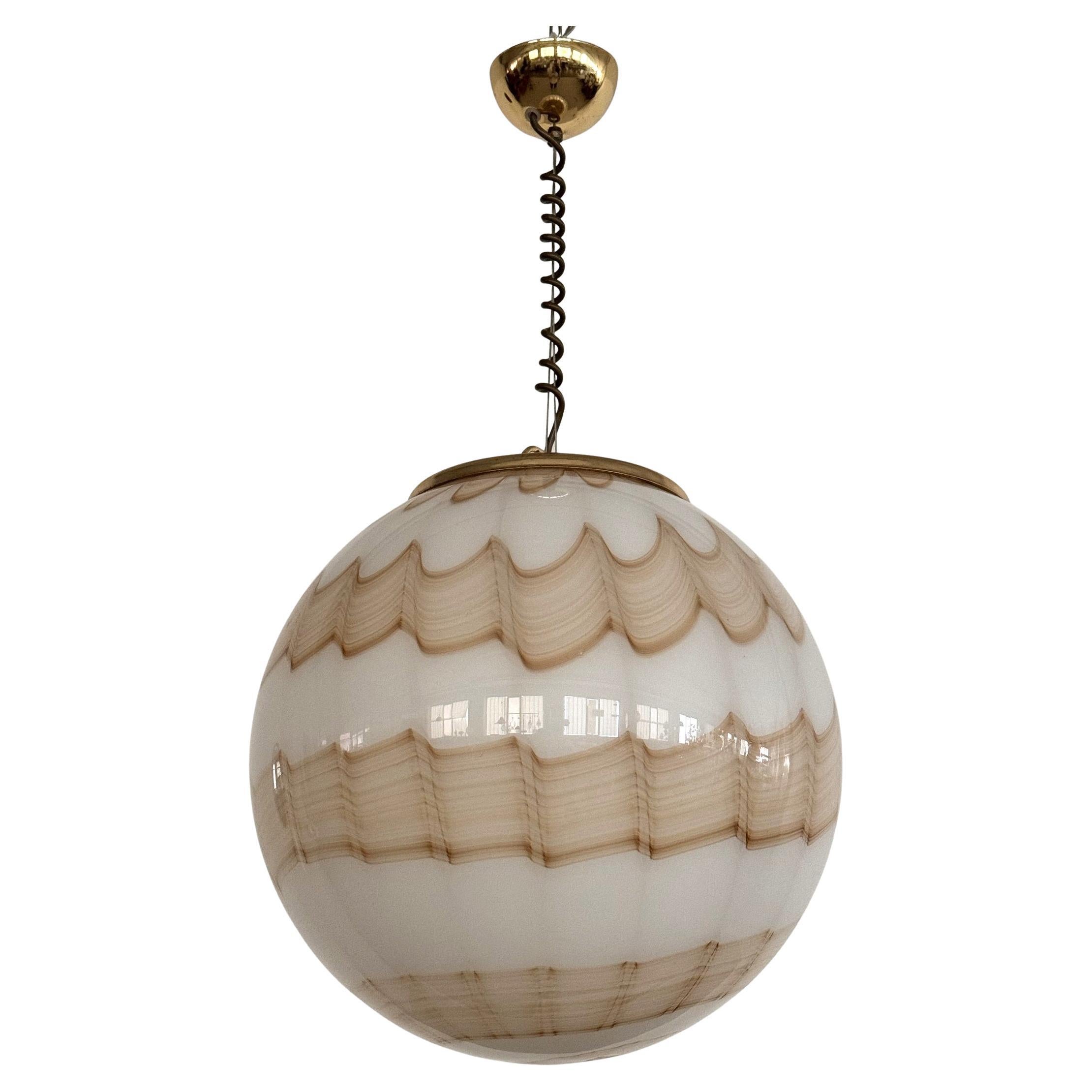 Italienischer Murano-Glas-Kronleuchter aus der Mitte des Jahrhunderts mit goldenen Details, 1970er Jahre