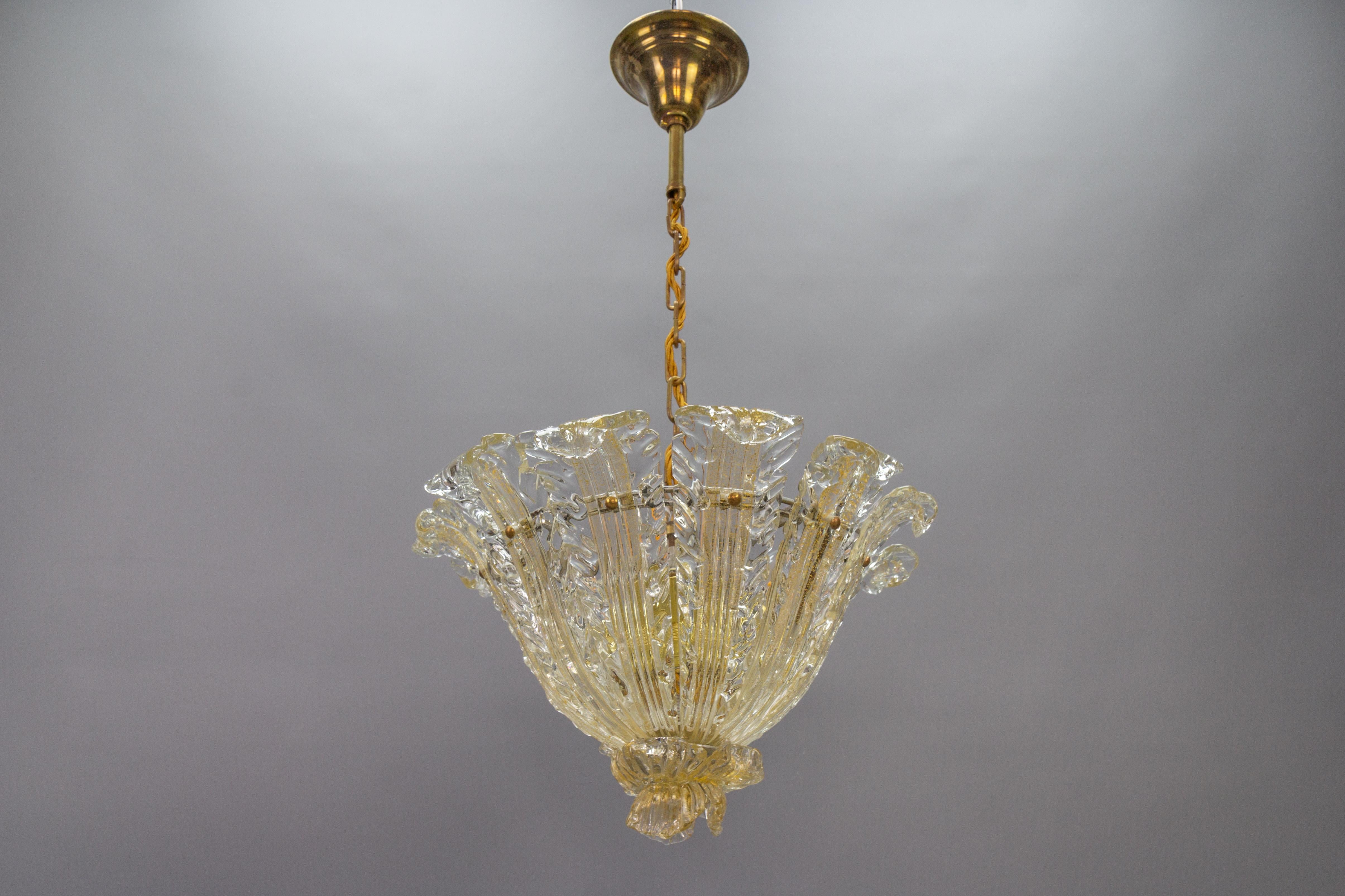 Italian Mid-Century Modern Murano glass foliage pendant light fixture in the shape of a lantern, from the circa 1950s, attributed to Ercole Barovier, designed for Barovier&Toso.
Curved thick-walled transparent hand-blown Murano glass leaves with