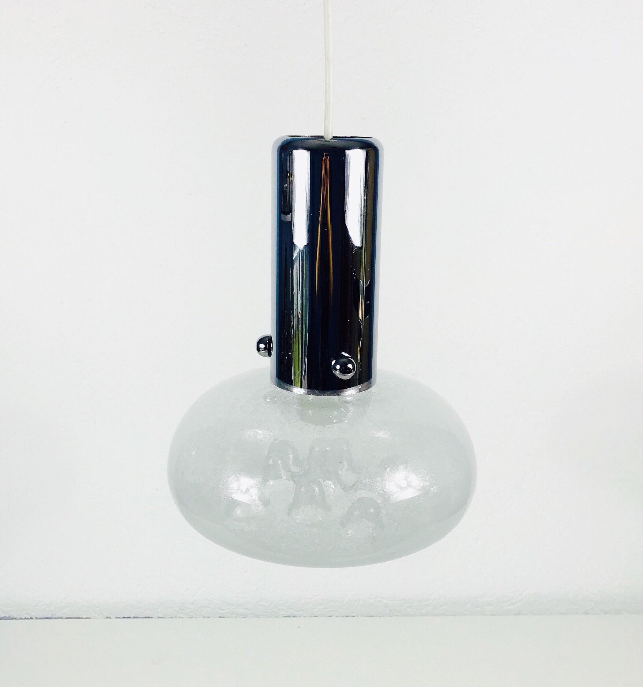 Una lampada a sospensione realizzata in Italia negli anni '60. È affascinante con il suo vetro di Murano e le sue bellissime forme.

Misure:

Altezza 58 cm

Diametro 28 cm

La lampada richiede una lampadina E27.