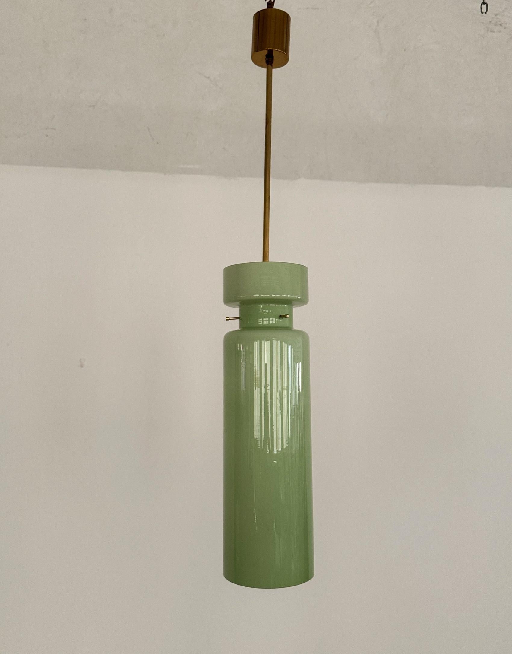 Italian Mid-Century Murano Glass Pendant Light in Kiwi Green by Vistosi, 1980s In Good Condition For Sale In Morazzone, Varese