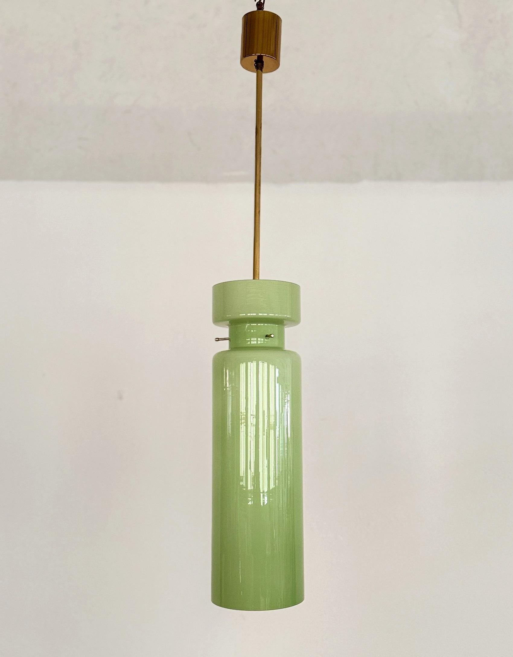 Late 20th Century Italian Mid-Century Murano Glass Pendant Light in Kiwi Green by Vistosi, 1980s For Sale