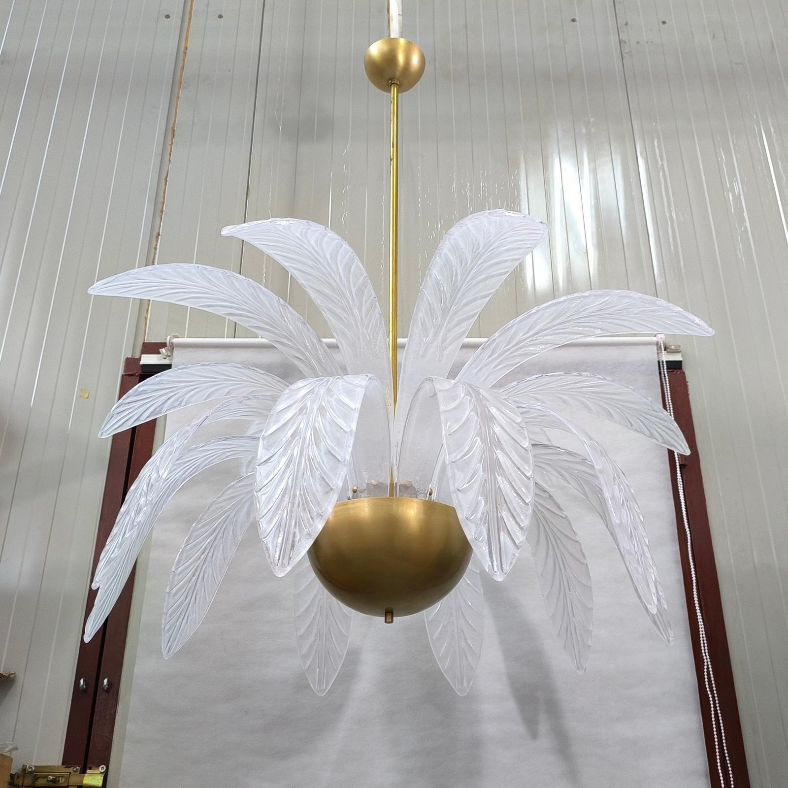 Lampadario a foglia di Murano in vetro soffiato a mano e ottone della metà del secolo scorso in vendita 2