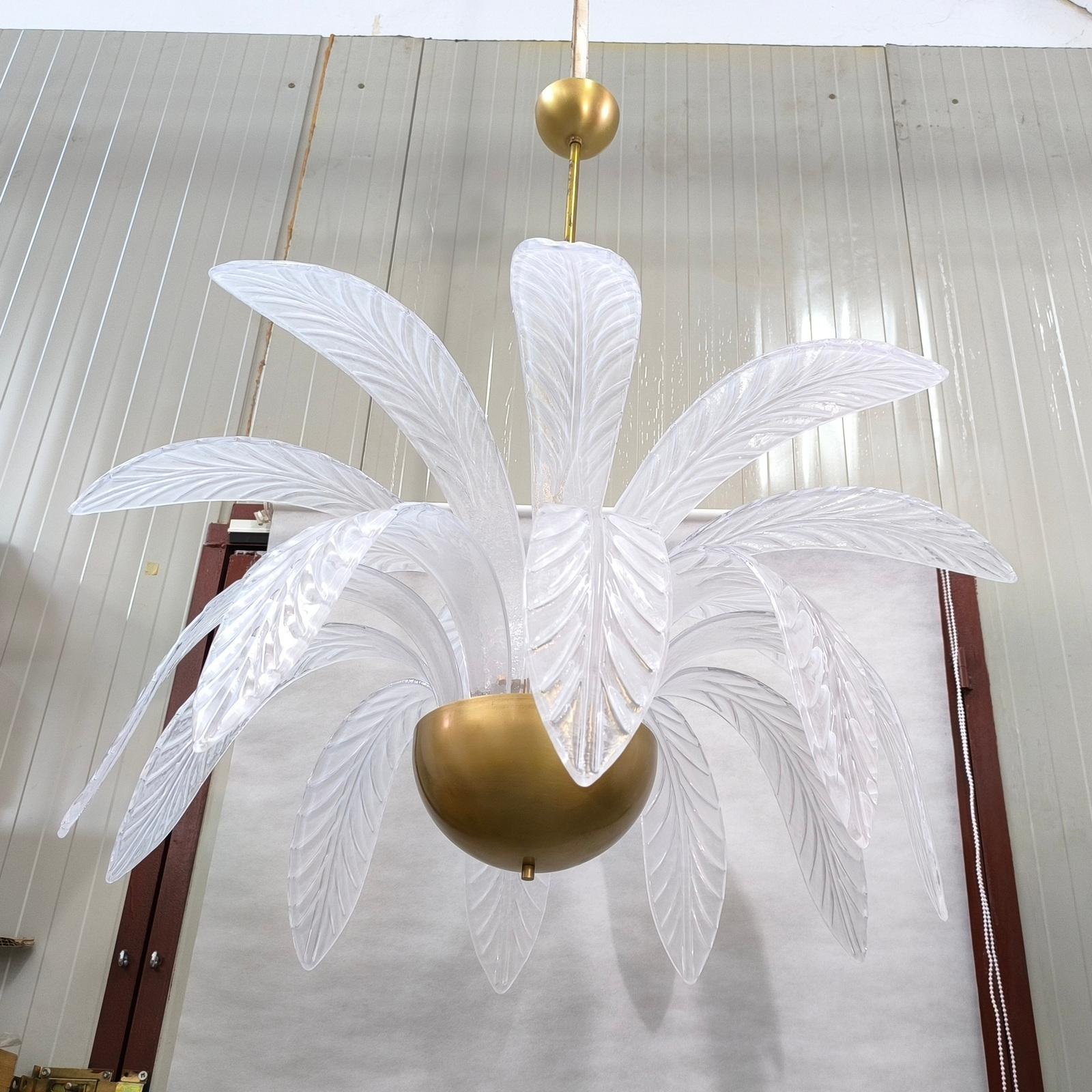 Lampadario a foglia di Murano in vetro soffiato a mano e ottone della metà del secolo scorso in vendita 2