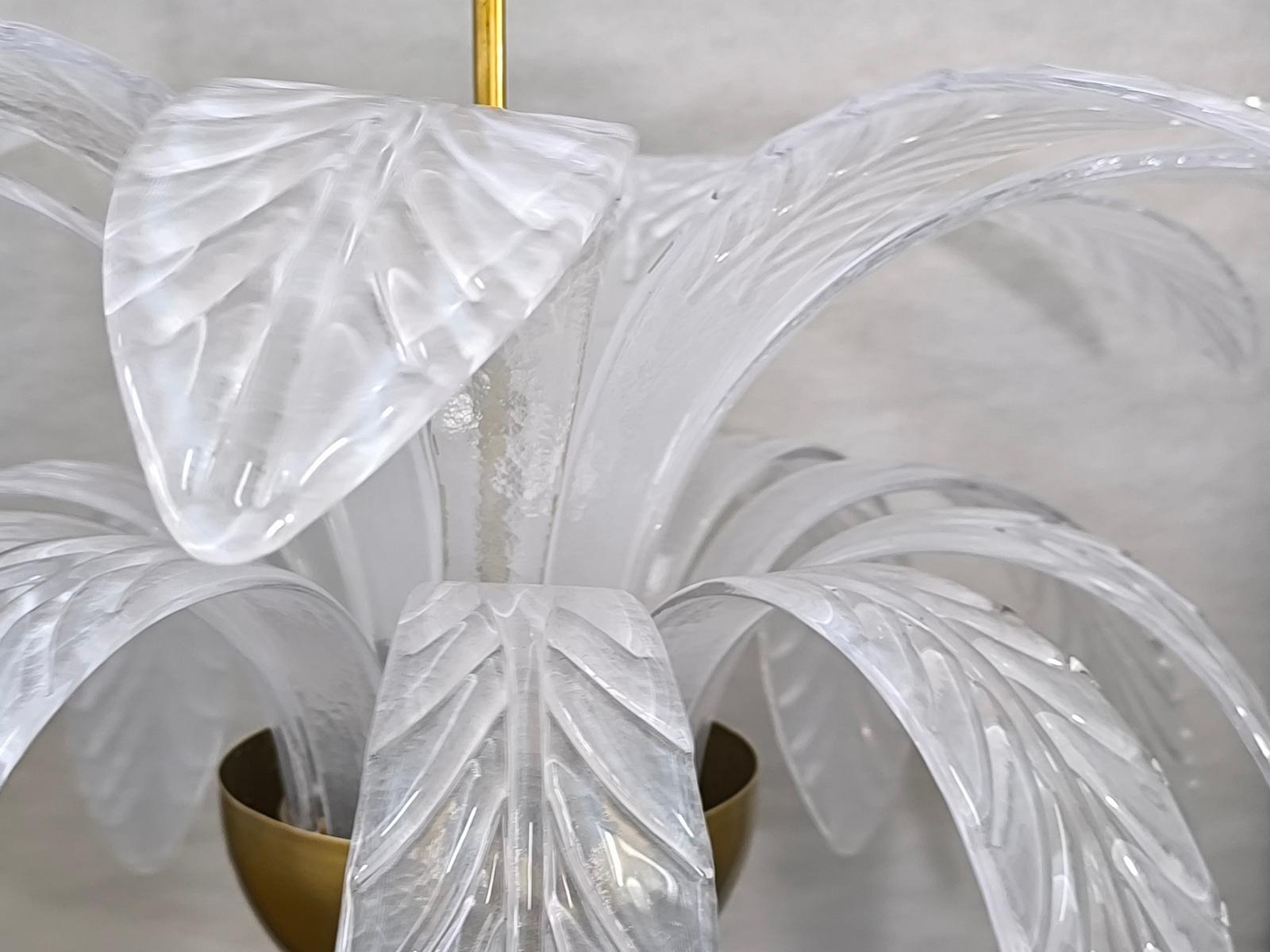 Lampadario a foglia di Murano in vetro soffiato a mano e ottone della metà del secolo scorso in vendita 3