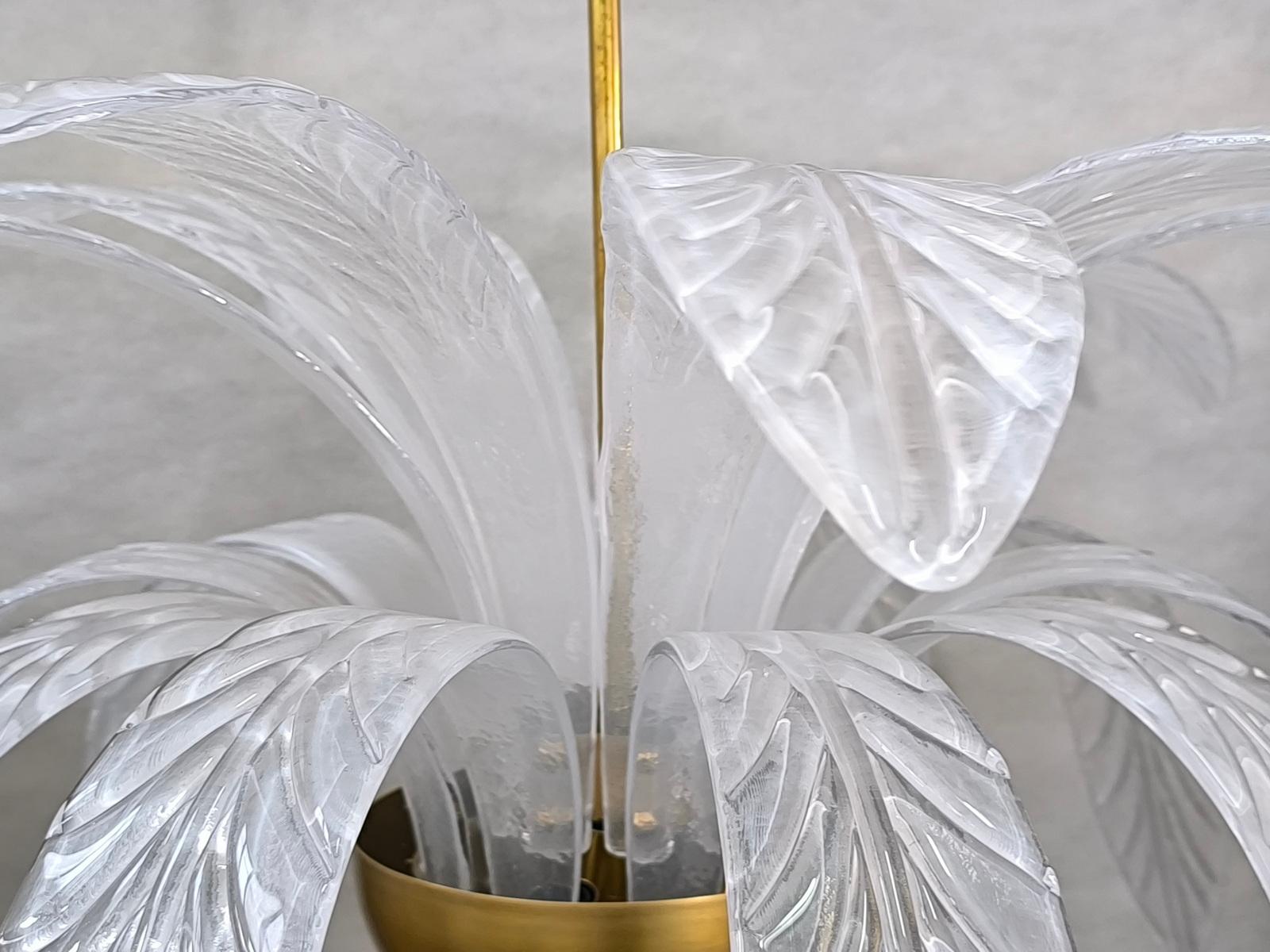 Italienischer Murano-Kronleuchter aus der Jahrhundertmitte aus mundgeblasenem venezianischem Glas und Messing mit Blättern im Angebot 5