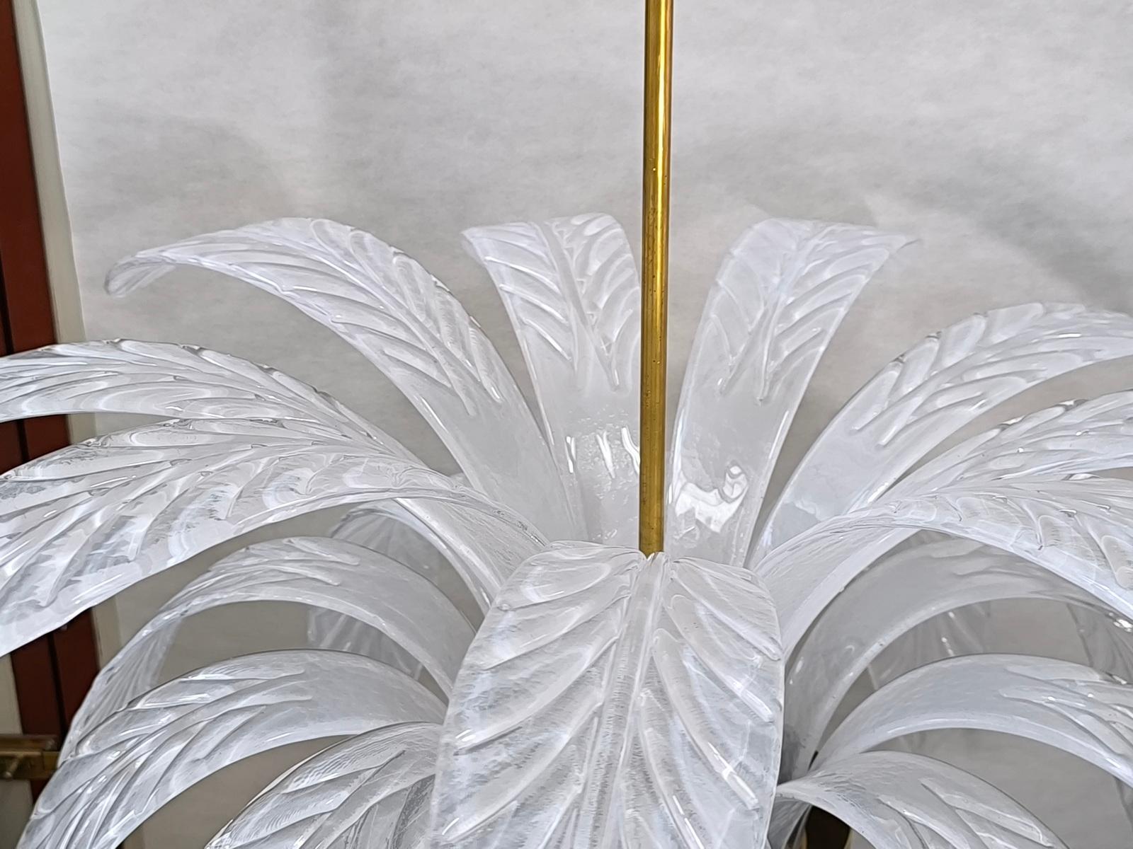 Italienischer Murano-Kronleuchter aus der Jahrhundertmitte aus mundgeblasenem venezianischem Glas und Messing mit Blättern im Angebot 7