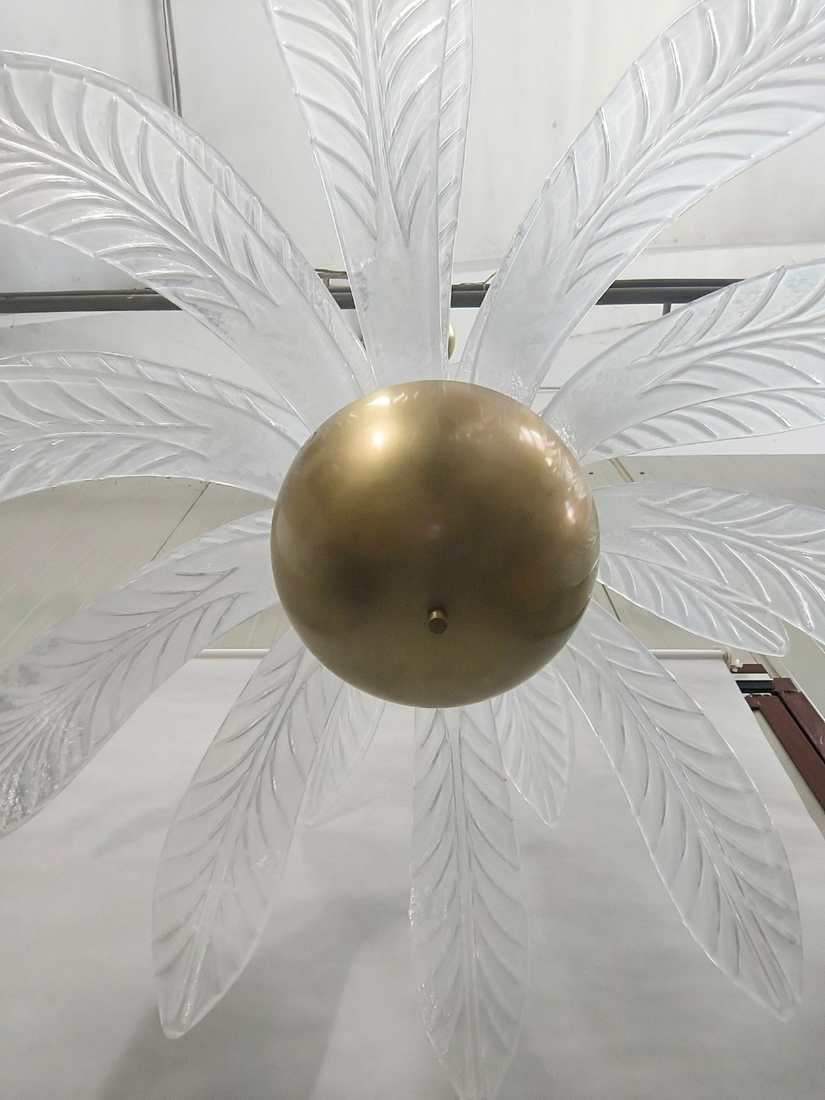 Lampadario a foglia di Murano in vetro soffiato a mano e ottone della metà del secolo scorso in vendita 7