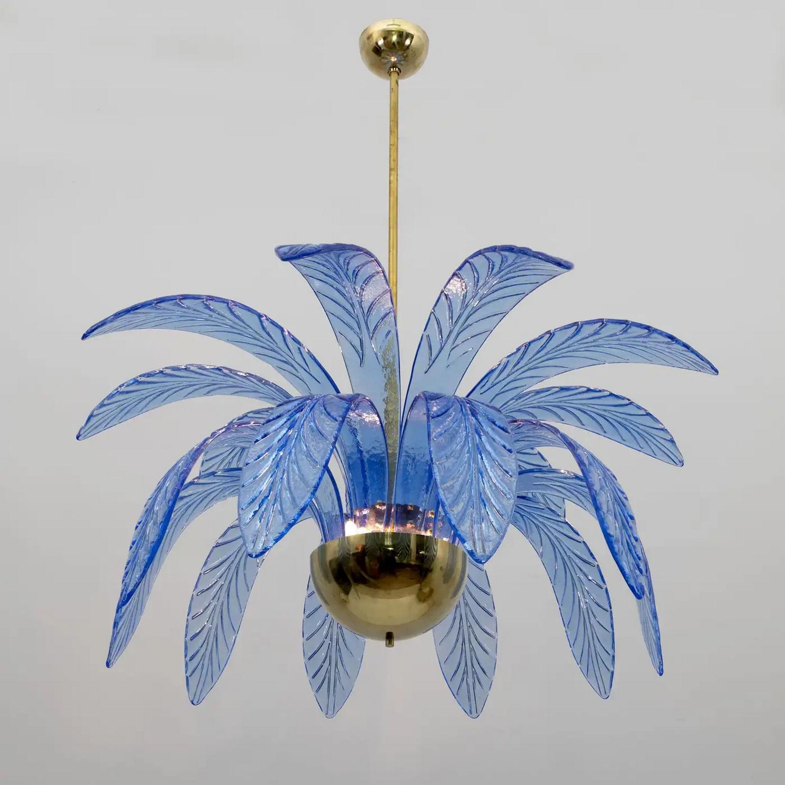 Mid-Century moderno Lampadario a foglia di Murano in vetro soffiato a mano e ottone della metà del secolo scorso in vendita