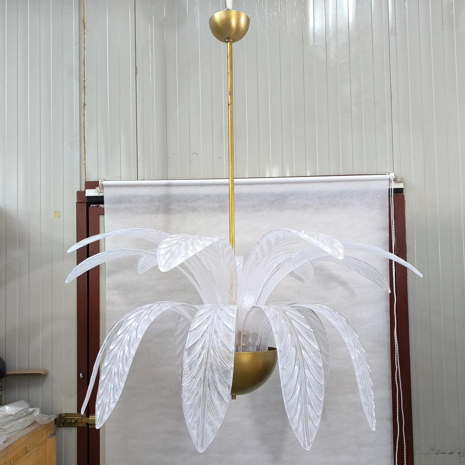 Italiano Lampadario a foglia di Murano in vetro soffiato a mano e ottone della metà del secolo scorso in vendita
