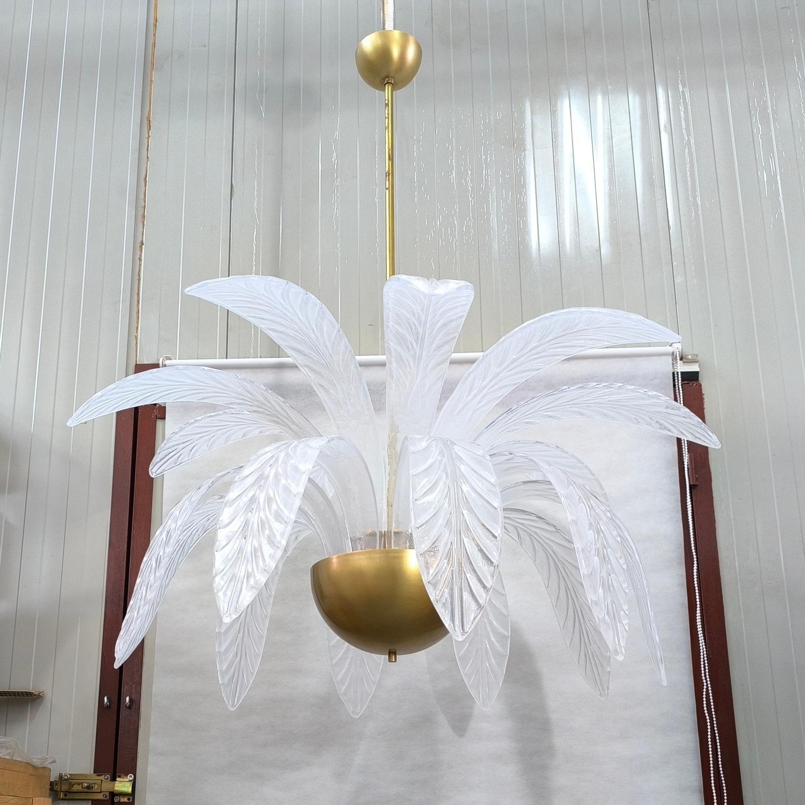 Fatto a mano Lampadario a foglia di Murano in vetro soffiato a mano e ottone della metà del secolo scorso in vendita