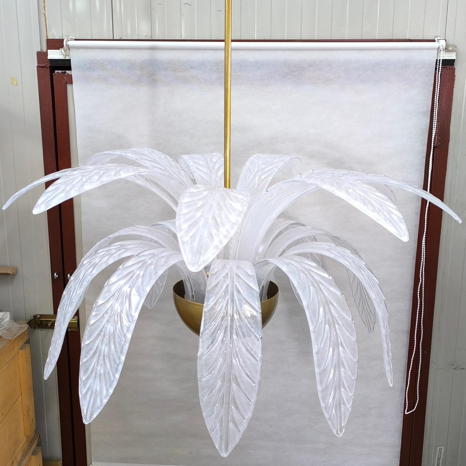 Italienischer Murano-Kronleuchter aus der Jahrhundertmitte aus mundgeblasenem venezianischem Glas und Messing mit Blättern (21. Jahrhundert und zeitgenössisch) im Angebot
