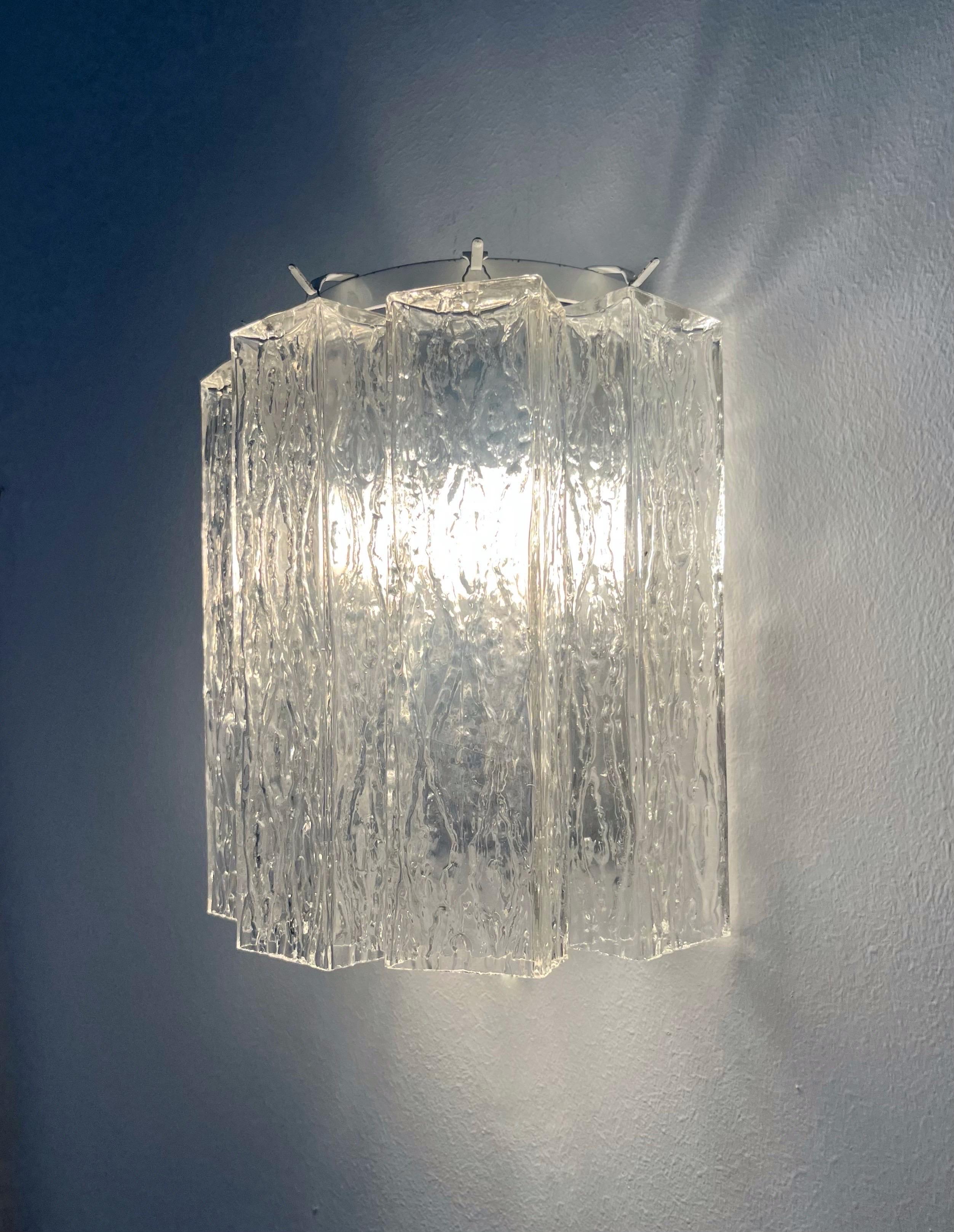 Splendida e bellissima coppia di applique in vetro di Murano di Toni Zuccheri. Questi apparecchi sono stati progettati e prodotti negli anni '70 in Italia da Venini.
Venini è uno dei settori più importanti della produzione italiana di vetro di