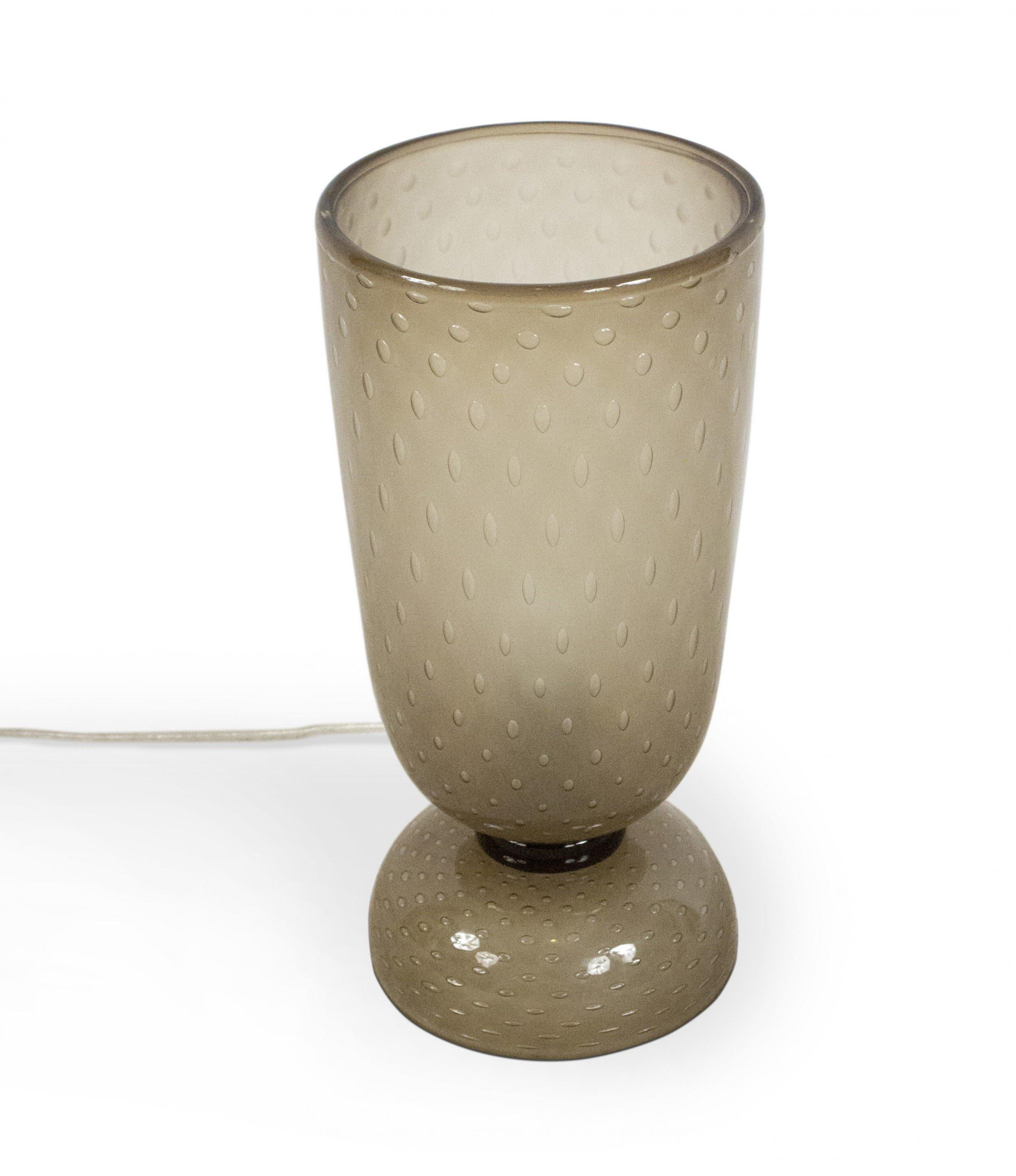 Lampe de table / torchère italienne de Murano du milieu du siècle en forme de calice en verre soufflé fumé, avec une base convexe et un abat-jour en verre conique. (MURANO).
 