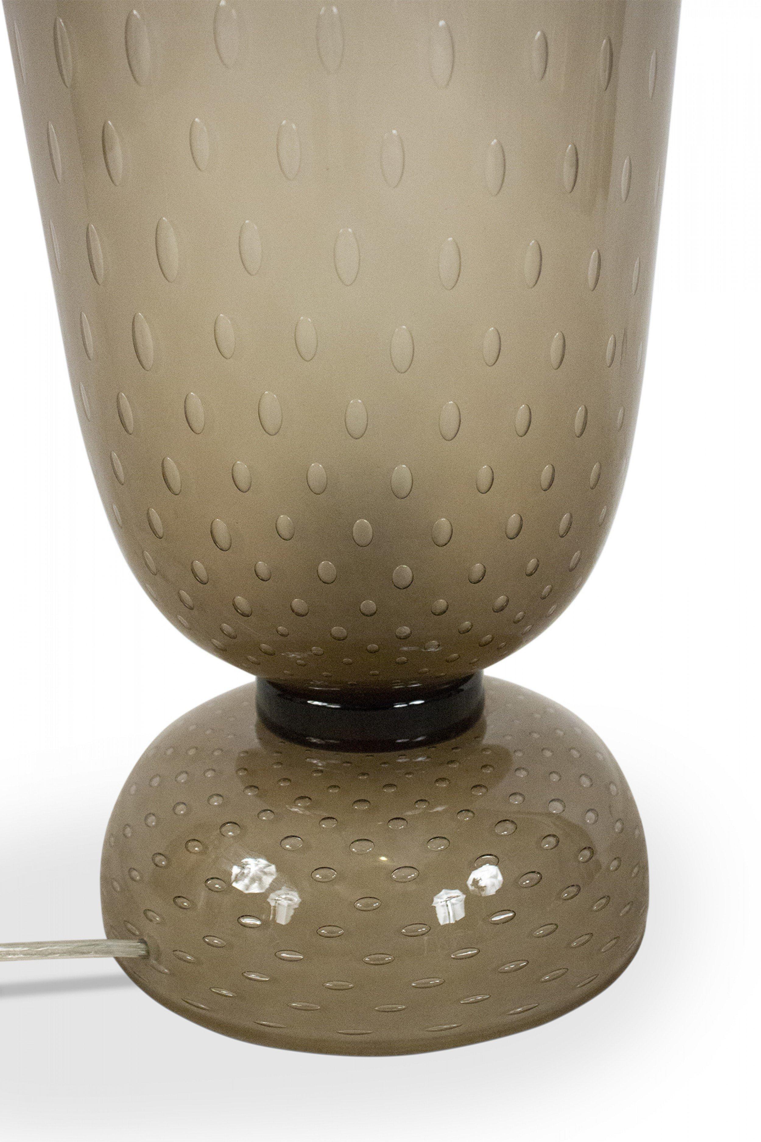 Verre Lampe de bureau italienne mi-siècle en verre de Murano à bulles fumées en forme de calice en vente