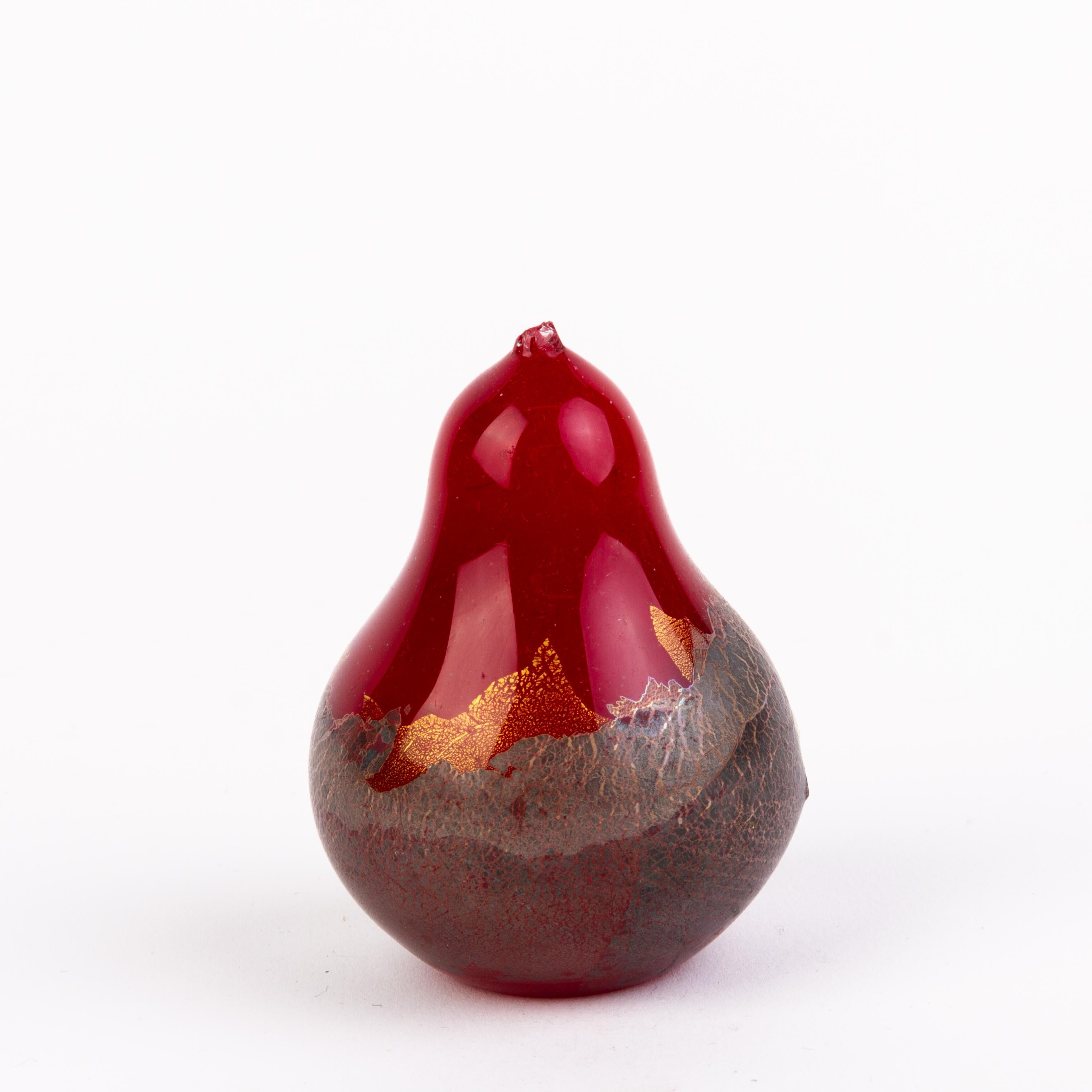 Italian Mid-Century Murano Venetian Blown Glass Pear Desk Paperweight  In Good Condition For Sale In Nottingham, GB